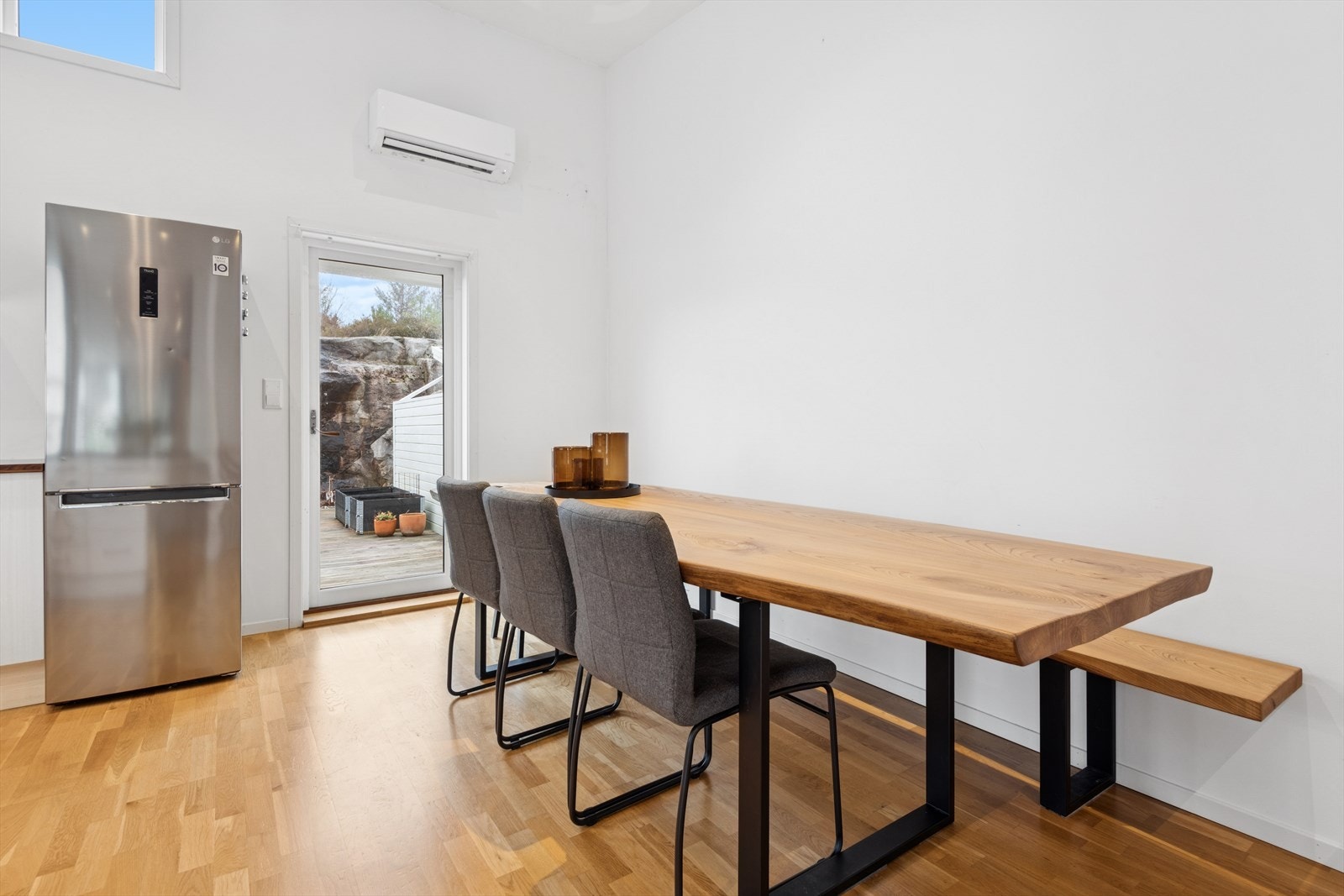 Direkte utgang til terrasse fra spiseplassen. Galleribilde