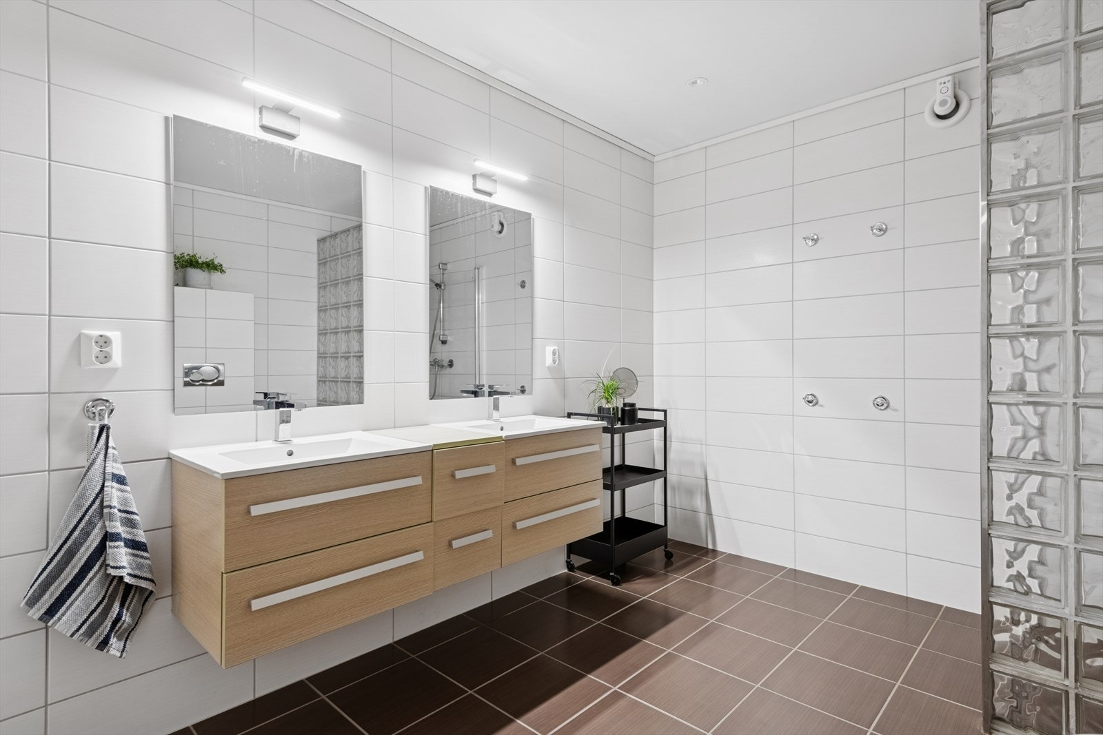 Keramiske fliser på vegger og gulv gir et robust våtromsmiljø med varmekabler. Galleribilde