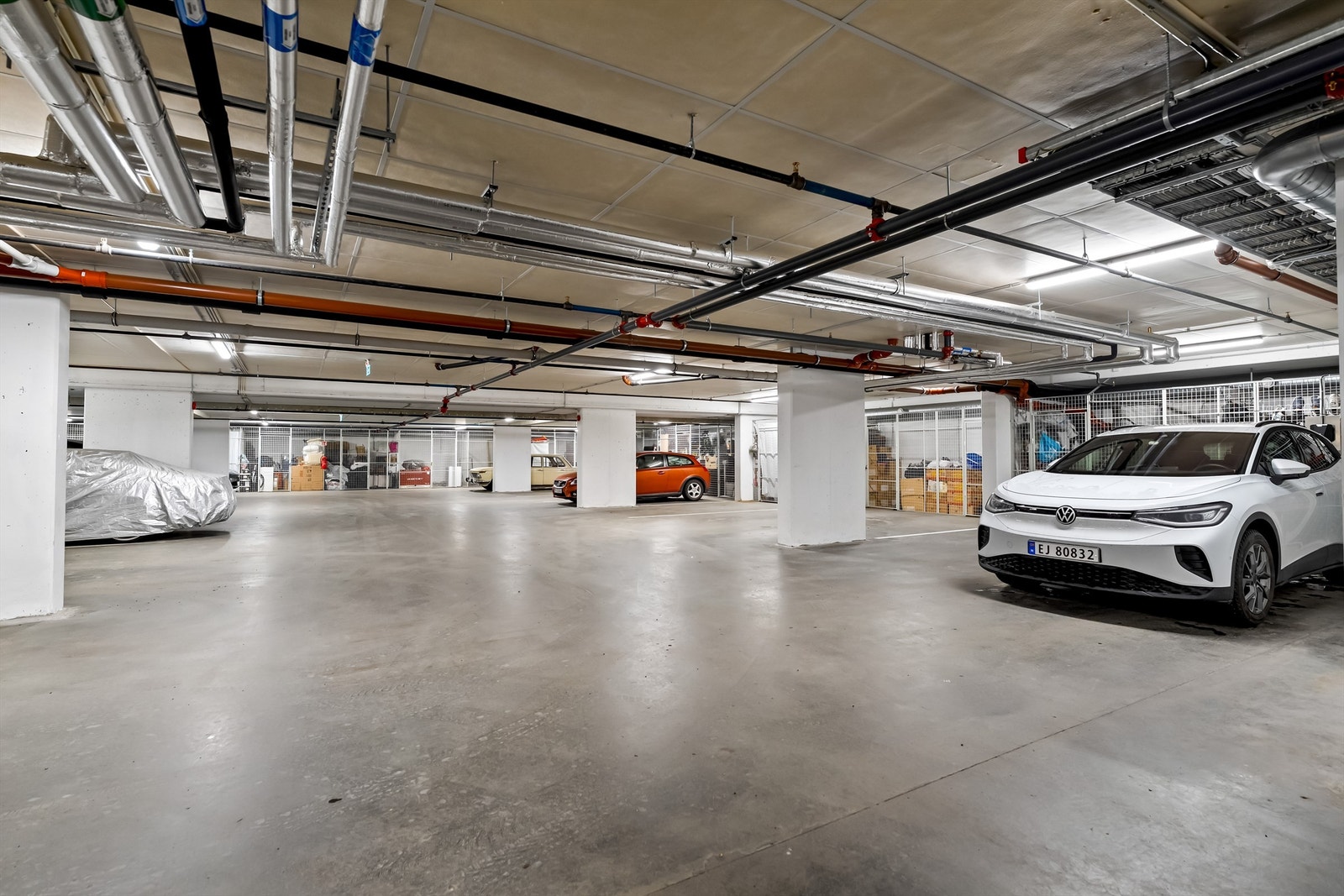 Det medfølger 1 garasjeplass i felles lukket garasjeanlegg, samt 1 kjellerbod. Galleribilde