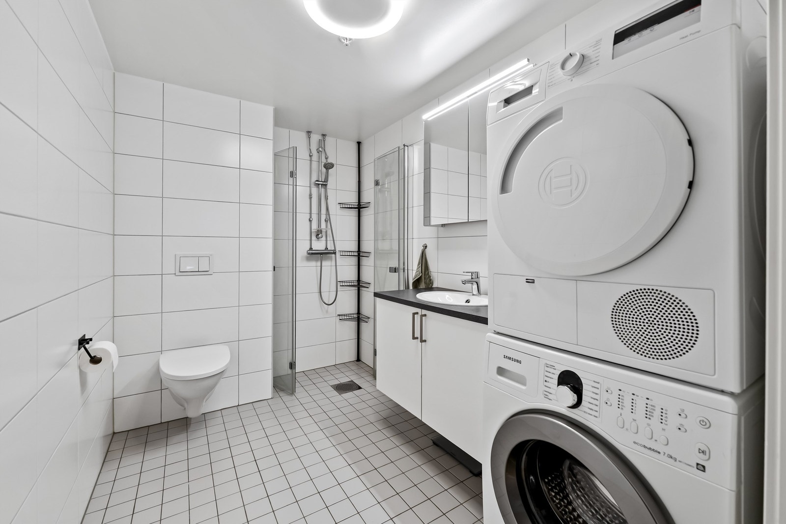 Boligen har pent bad fra byggeår med flislagt gulv med varme og flislagte vegger. Galleribilde