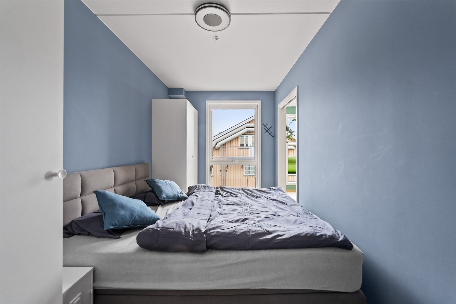 Leiligheten har to gode soverom, der hovedsoverommet har to innganger. Galleribilde