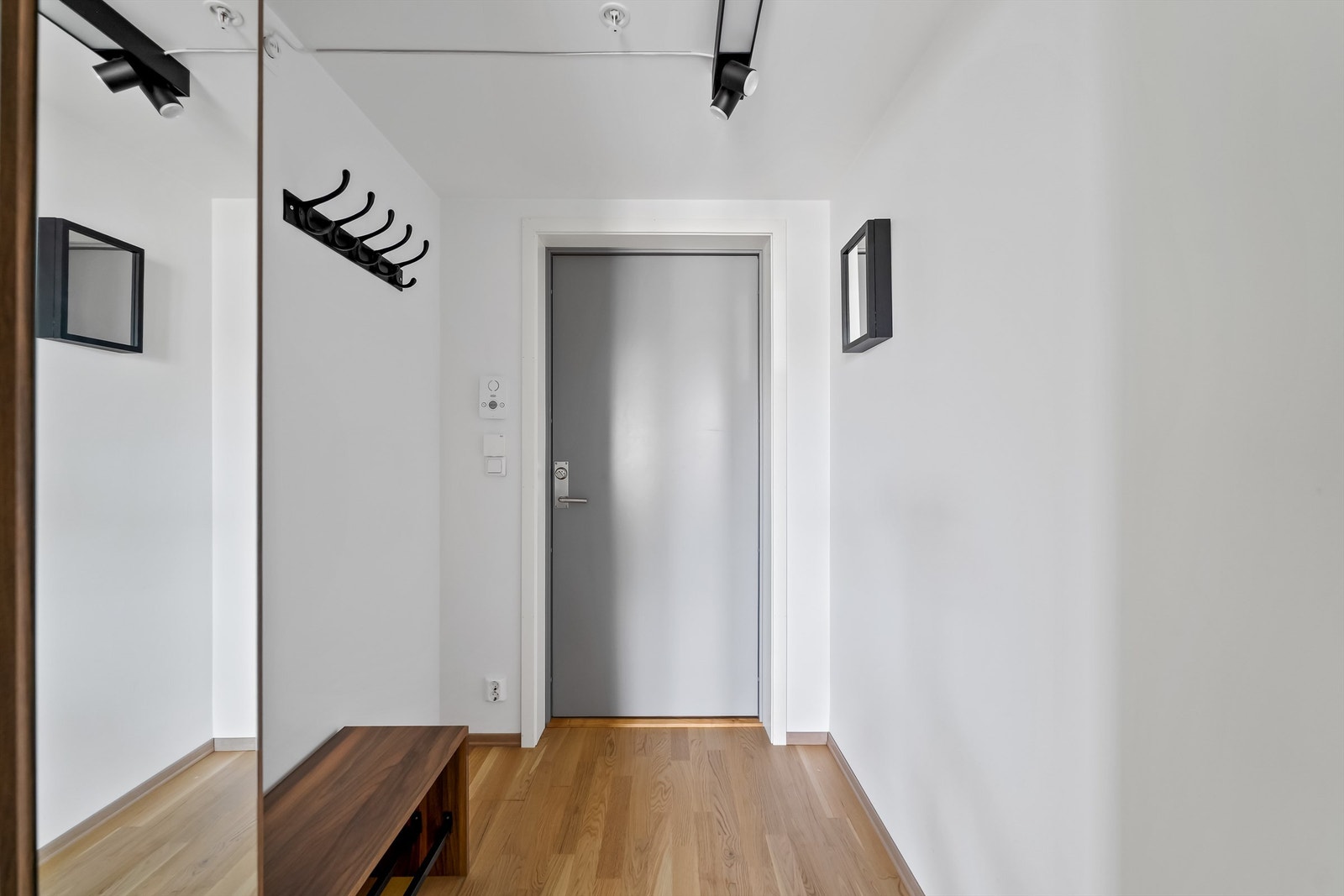 Entreen er lys og tiltalende, og det er god plass til kles - hengløsninger. Det er skyvedørsgarderobe i gangen innenfor, og videre adkomst til stue/kjøkken, 2 soverom, bad og bod. Galleribilde