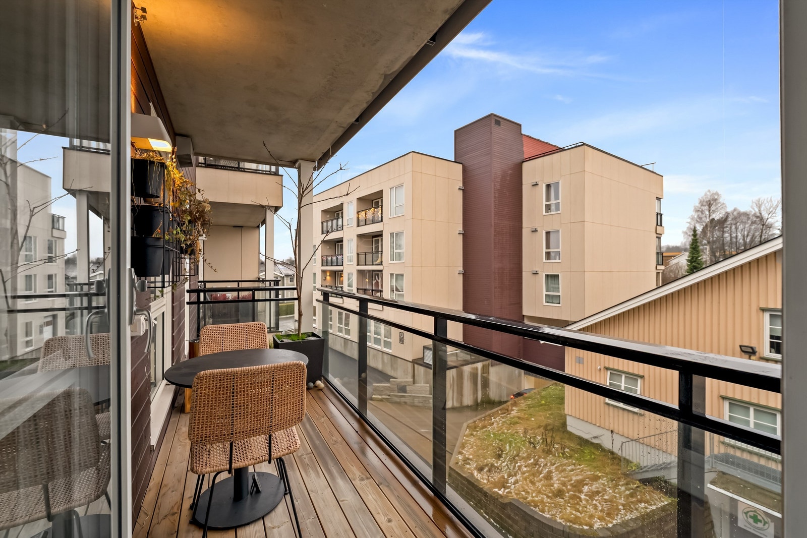 Utgang til hyggelig balkongområde fra stuedel. Galleribilde