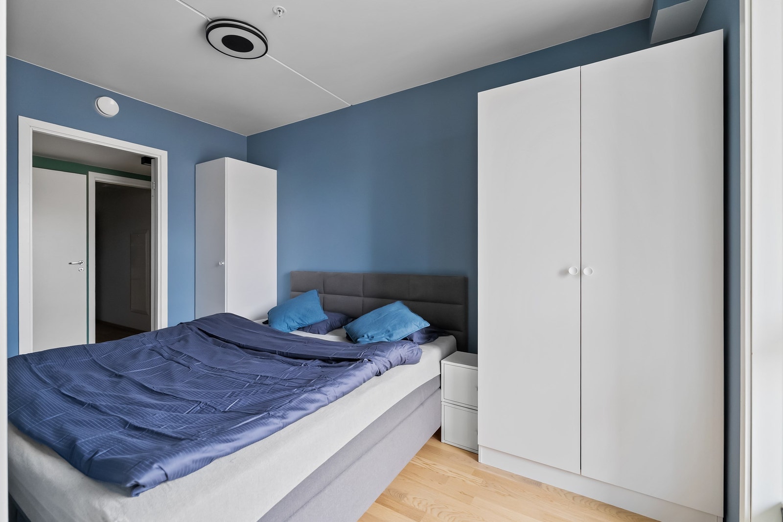 God plass i garderobeskap. Galleribilde