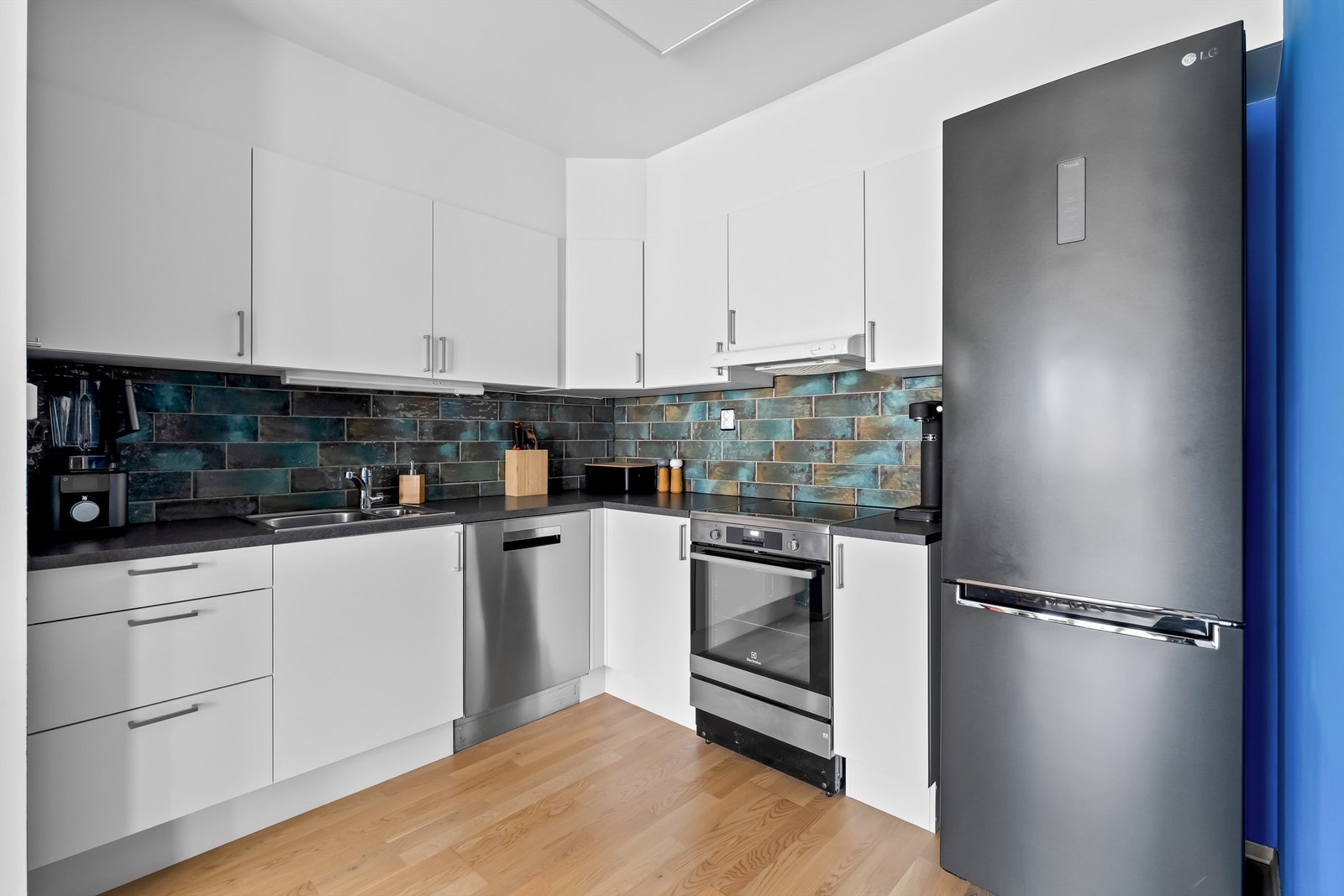 Det er Sigdal kjøkkeninnredning med glatte fronter. Galleribilde