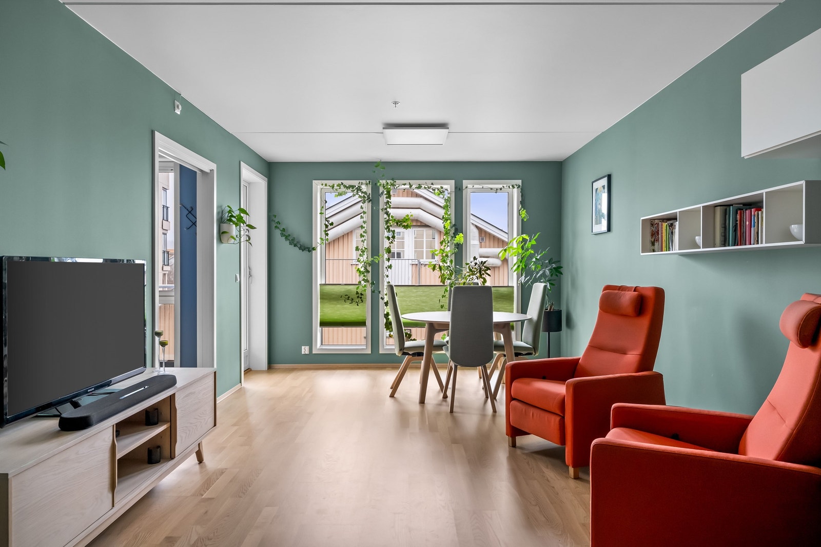 Stuerommet fremstår pent med friske farger, det er gode vindusflater. Galleribilde