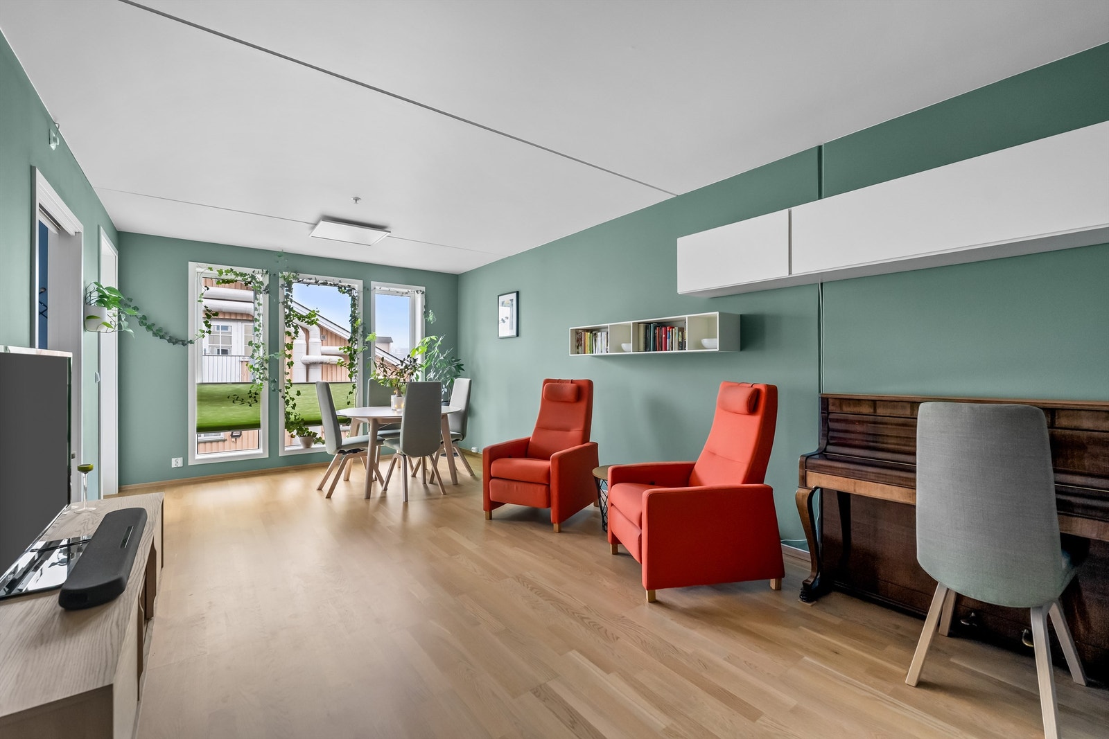 Stuen er romslig i åpen stue - kjøkkenløsning med god plass til spisebord, og mellom spisebordsdel og kjøkken kan det møbleres med flere typer møblement. Galleribilde