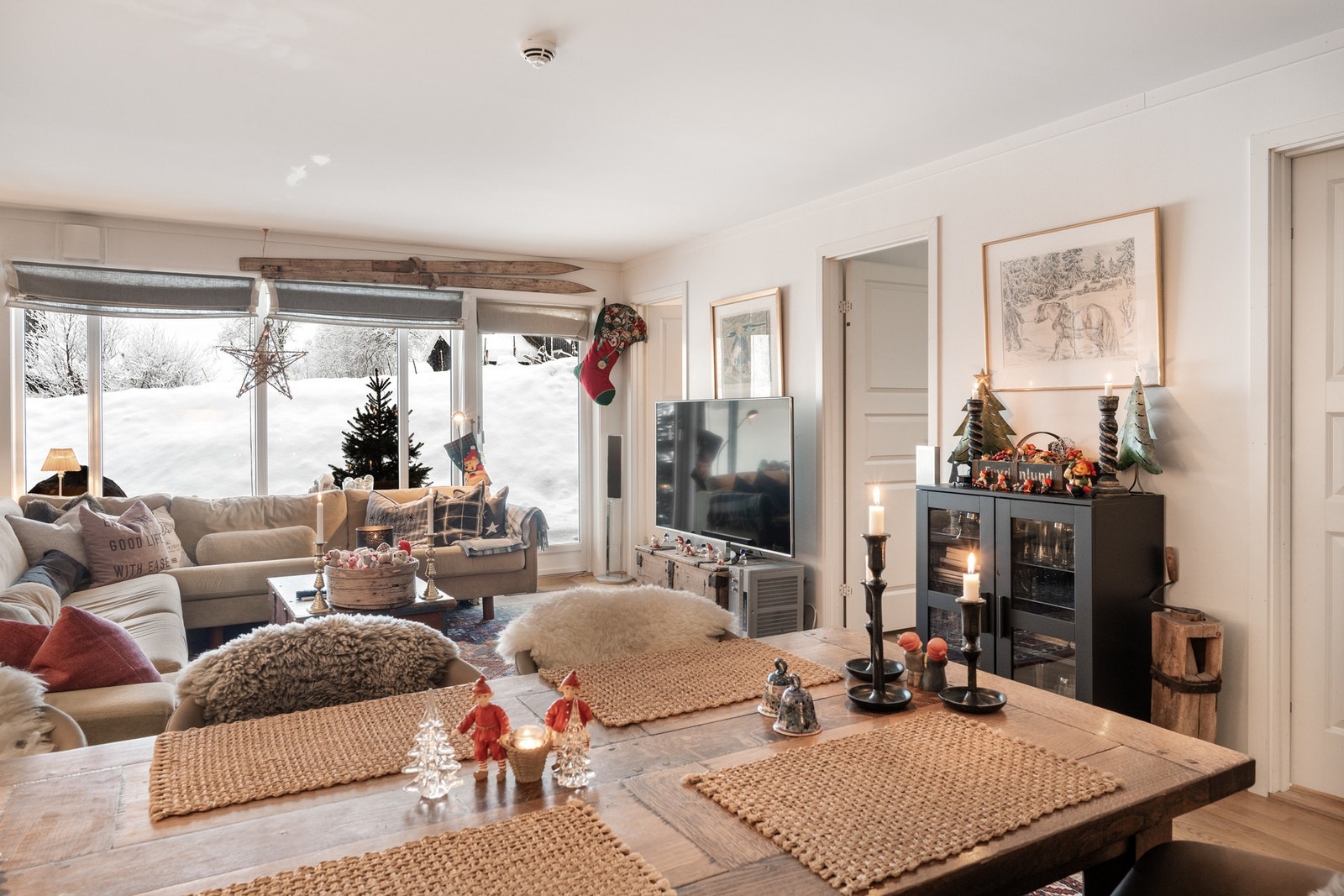 Stuen ligger i åpen løsning med kjøkkenet og spiseavdelingen som skaper en meget luftig atmosfære Galleribilde