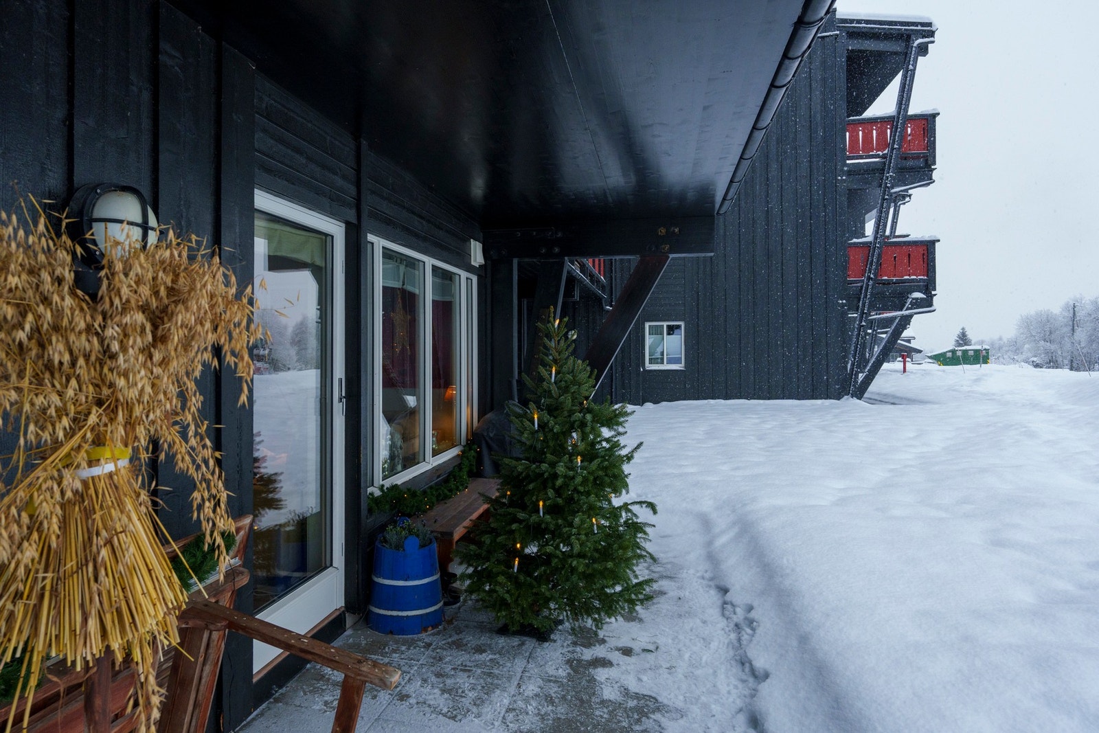 Fra stuen er det utgang til en fin markterrasse med overbygg Galleribilde