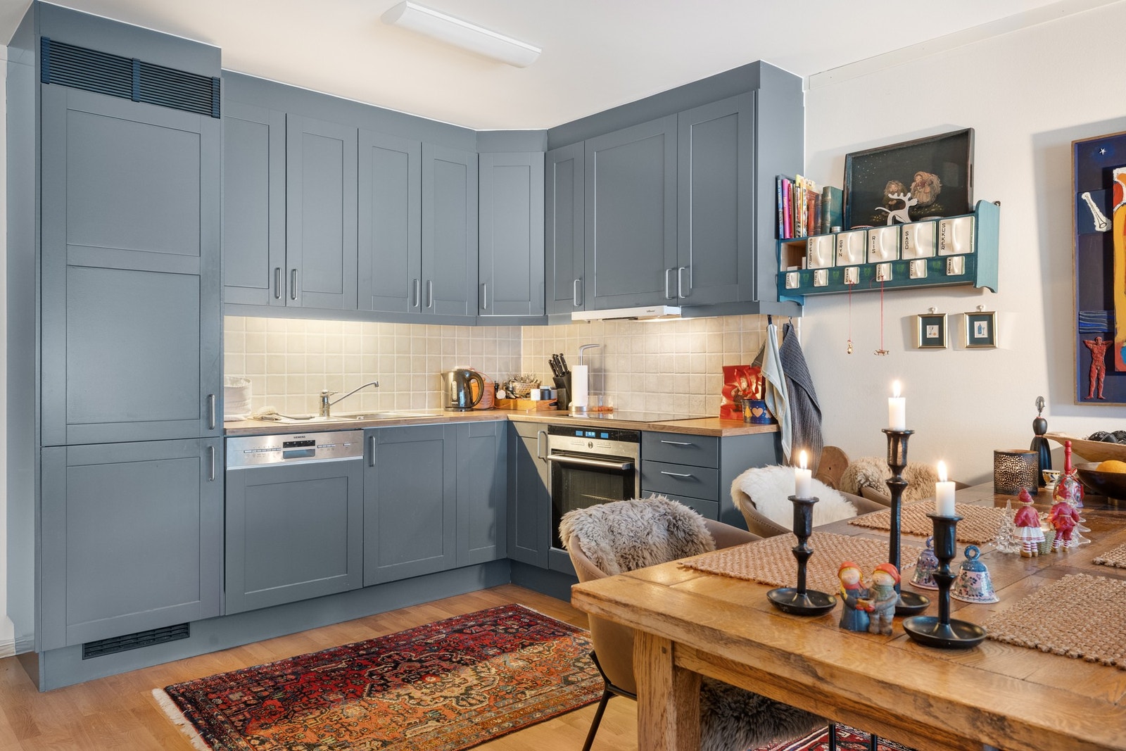 Kjøkkenet har en klassisk innredning med profilerte fronter og benkeplate i heltre utførelse Galleribilde