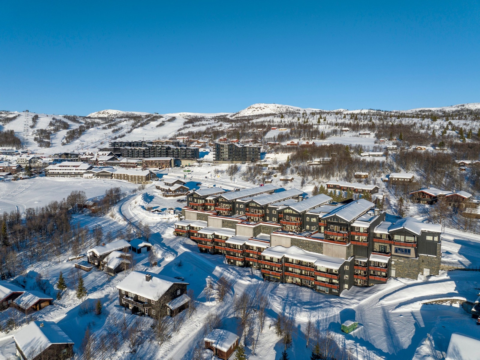 Leiligheten har en sentral beliggenhet på Beitostølen med dagligvarebutikk, vinmonopol, sportsbutikk m.m. i samme bygg. I tillegg er det ca. 5 minutter gangavstand til Beitostølen sentrum med et rikt utvalg av fasiliteter Galleribilde
