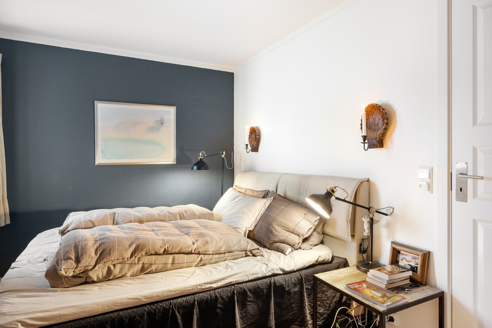 Leiligheten byr på tre gode soverom. Hovedsoverommet har god plass til stor dobbeltseng og klesskap. Fra hovedsoverommet er det adkomst inn til et eget bad. Galleribilde