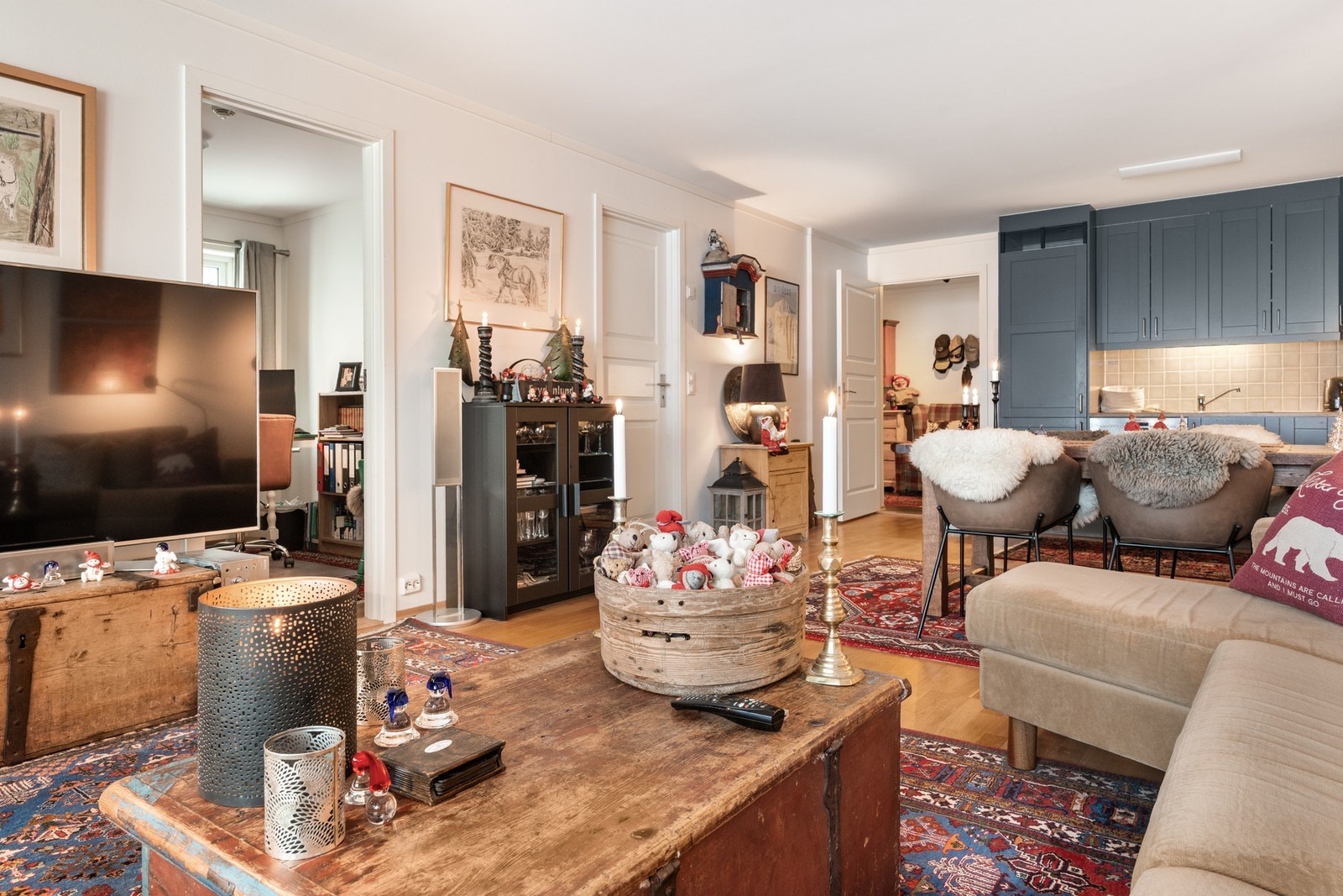 Det er flytende parkett på gulv og lysmalte vegger og himlinger Galleribilde