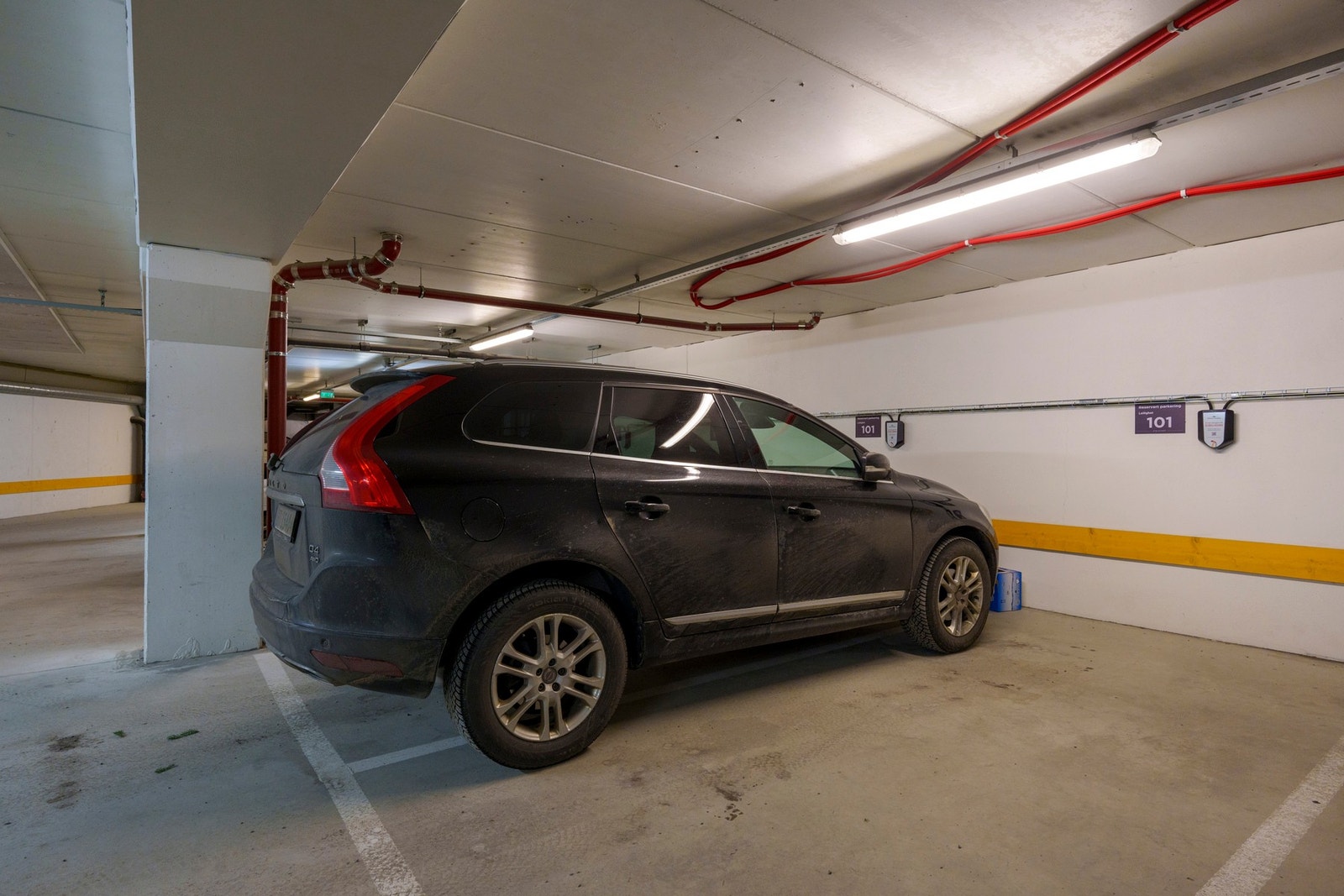 Det følger 2 stk biloppstillingsplasser i parkeringshuset med avmerket parkeringsareal. Det er lagt opp strømforsyning for enklere tilknytning/etablering av el-billader. Galleribilde