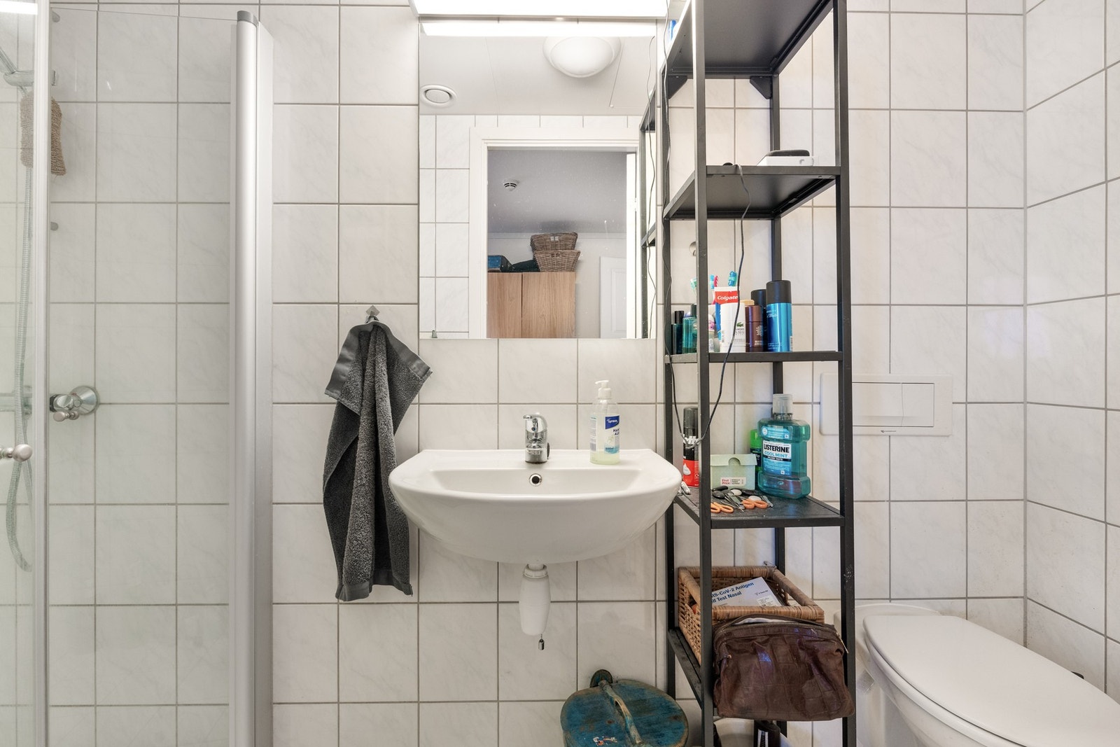 Det andre badet står i lik stil med helflisede vegger og gulv, og støpte gulv med varme. Her er det også innredet med dusjnisje, vegghengt toalett og porselenservant. Galleribilde