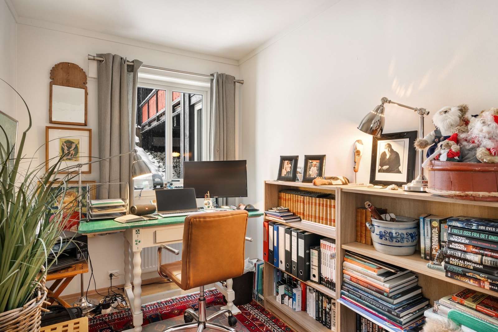 Alle soverommene har flytende parkett og lysmalte vegger og himlinger. Galleribilde