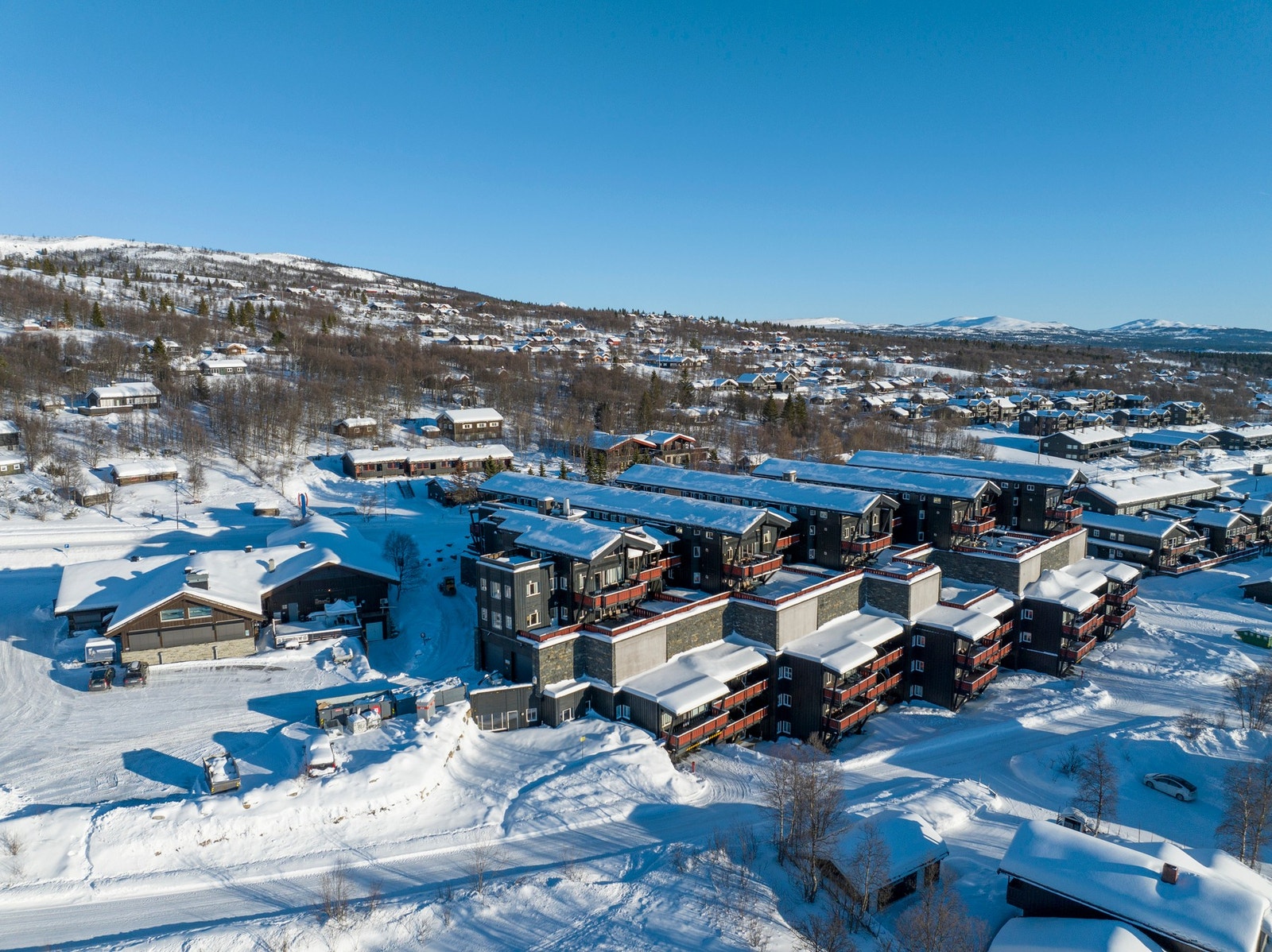 Partner/Eiendomsmegler MNEF Anders Lysholm har her gleden av å presentere leilighet 101 i Stølstunet - en romslig og attraktiv leilighet på 78 kvm, midt i hjertet av Beitostølen. Galleribilde