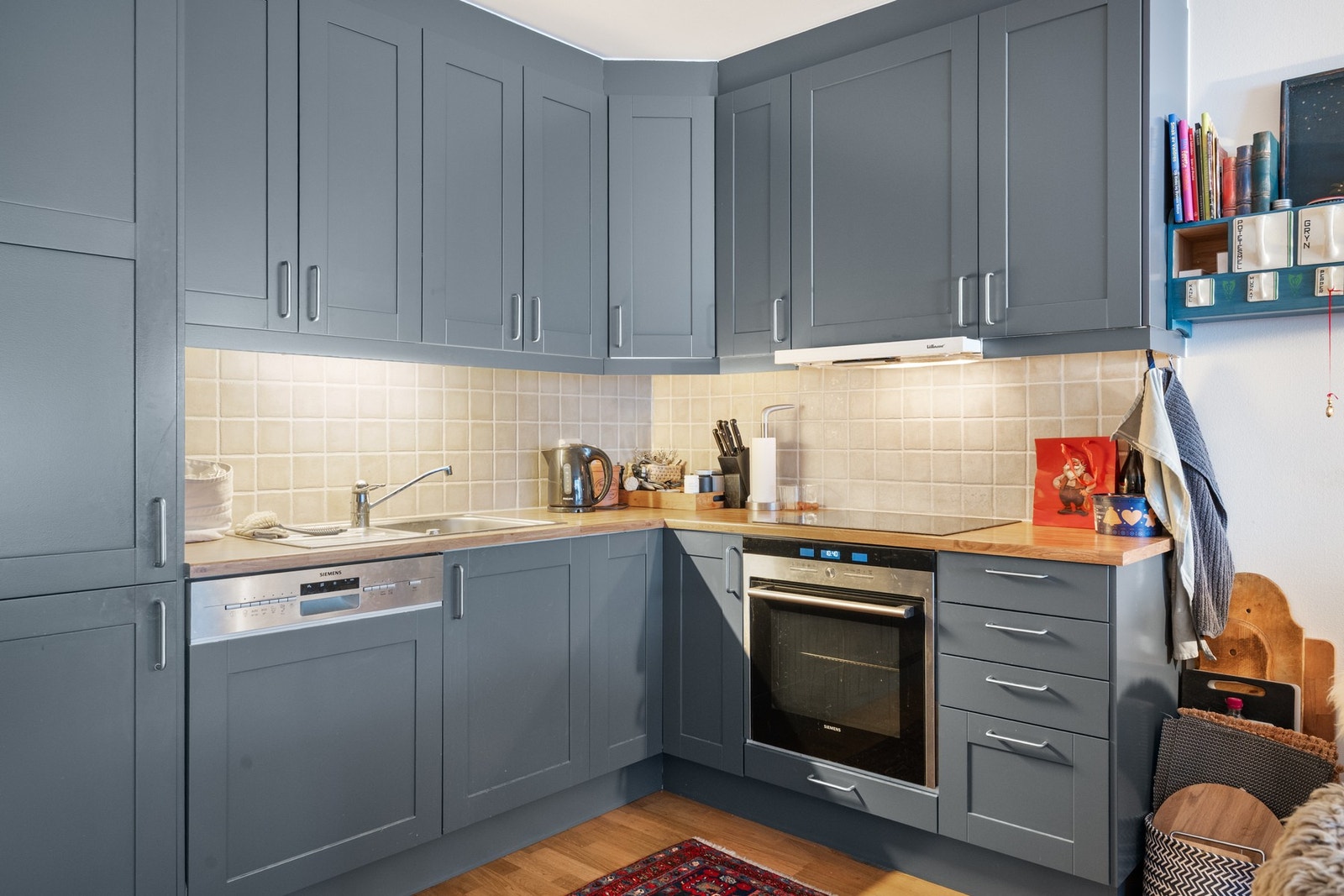 Det er integrerte hvitevarer som platetopp, stekeovn, oppvaskmaskin og kjøl-/frys. Over kokesonen er det ventilator tilkoblet felles avtrekksanlegg. Galleribilde