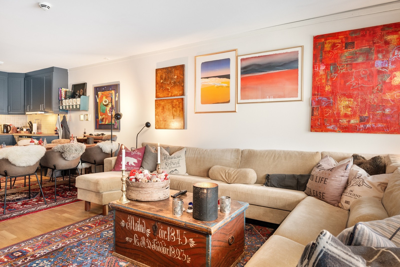 Rommets størrelse gir god plass til en stor sofa og spisebord uten at det blir overfylt Galleribilde