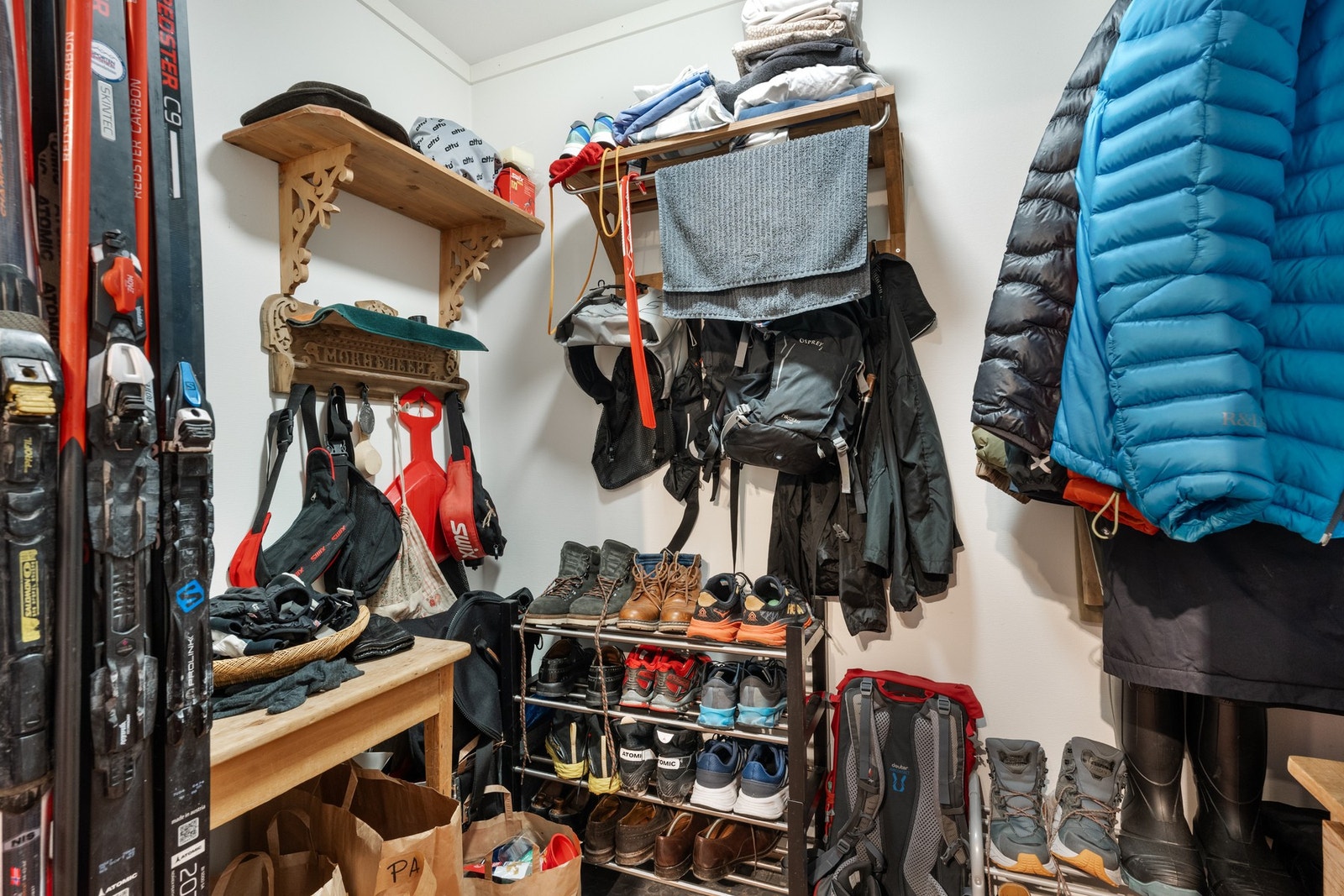 Ytterklær og sko kan henges av i et praktisk garderoberom ved entréen, med god plass til oppbevaring av både ytterklær og skiutstyr Galleribilde