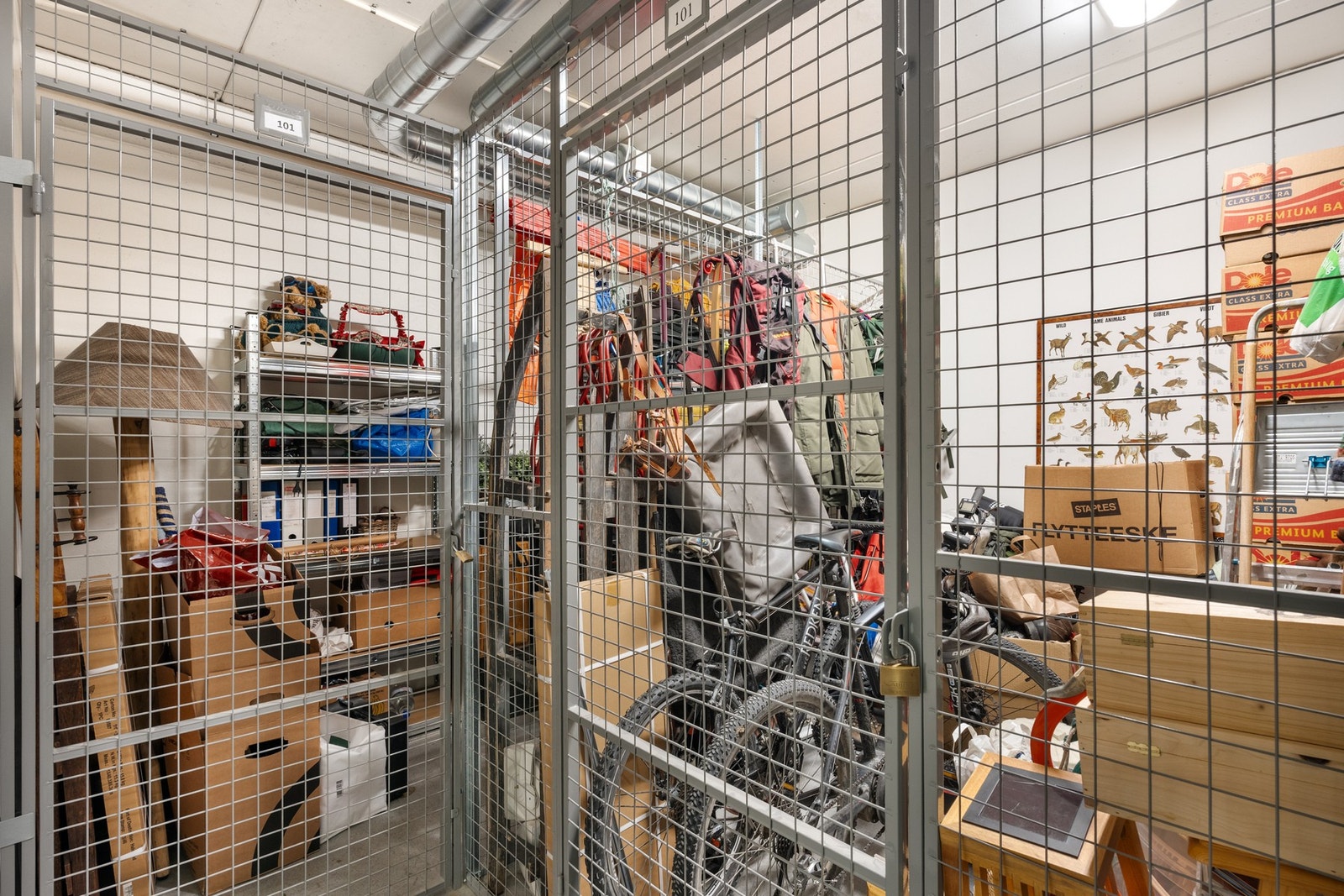 Det er gode lagringsmuligheter i disponibel bod på 5 kvm i fellesareal. Galleribilde