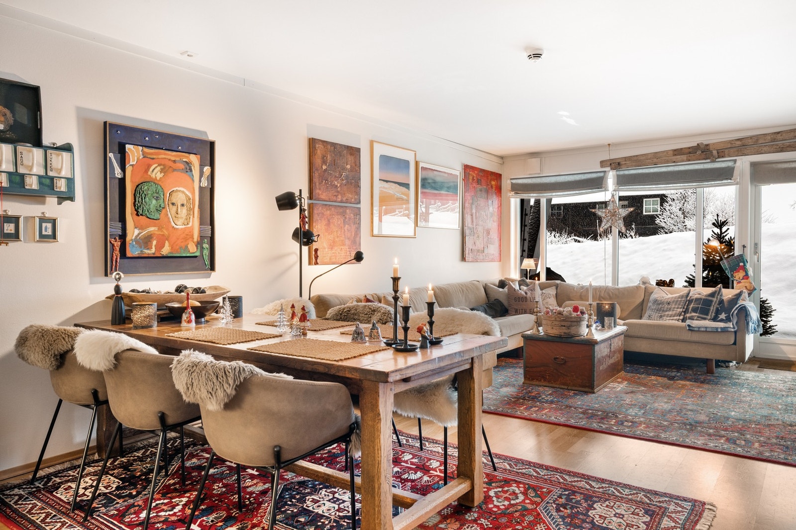 Leiligheten byr på tre soverom, to bad og en lys stue/kjøkkenløsning med store vindusflater. Galleribilde