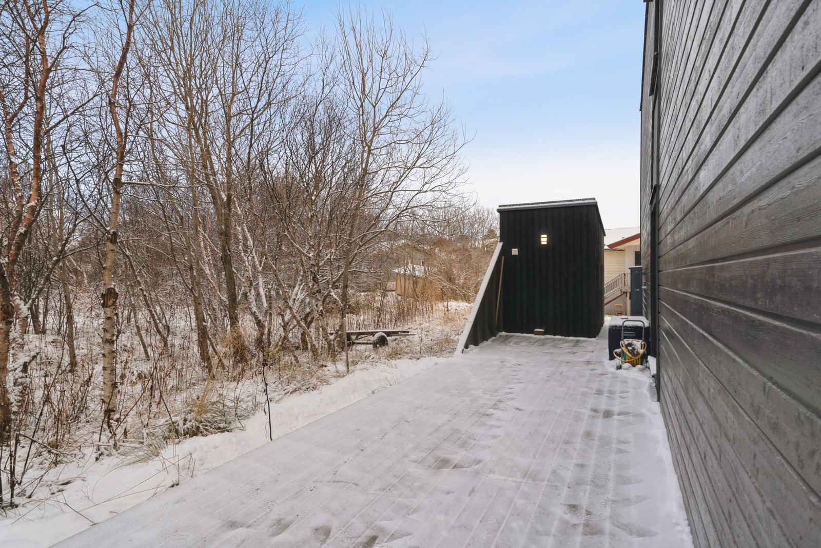 Her ifra er det gangavstand til hele Leknes sentrum, hvor man blant annet finner barnehager, skoler, legesenter, svømme- og idrettshaller og et godt utvalg av butikker. Galleribilde