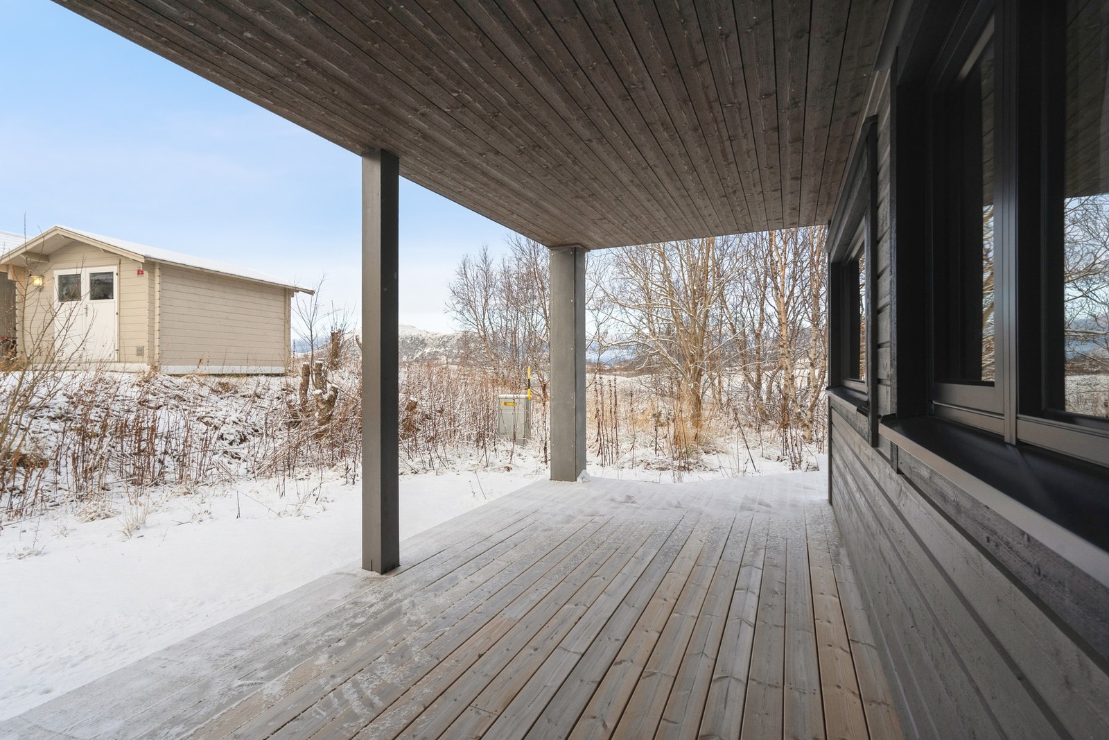 Det er også overbygd terrasse på bakkeplan. Galleribilde