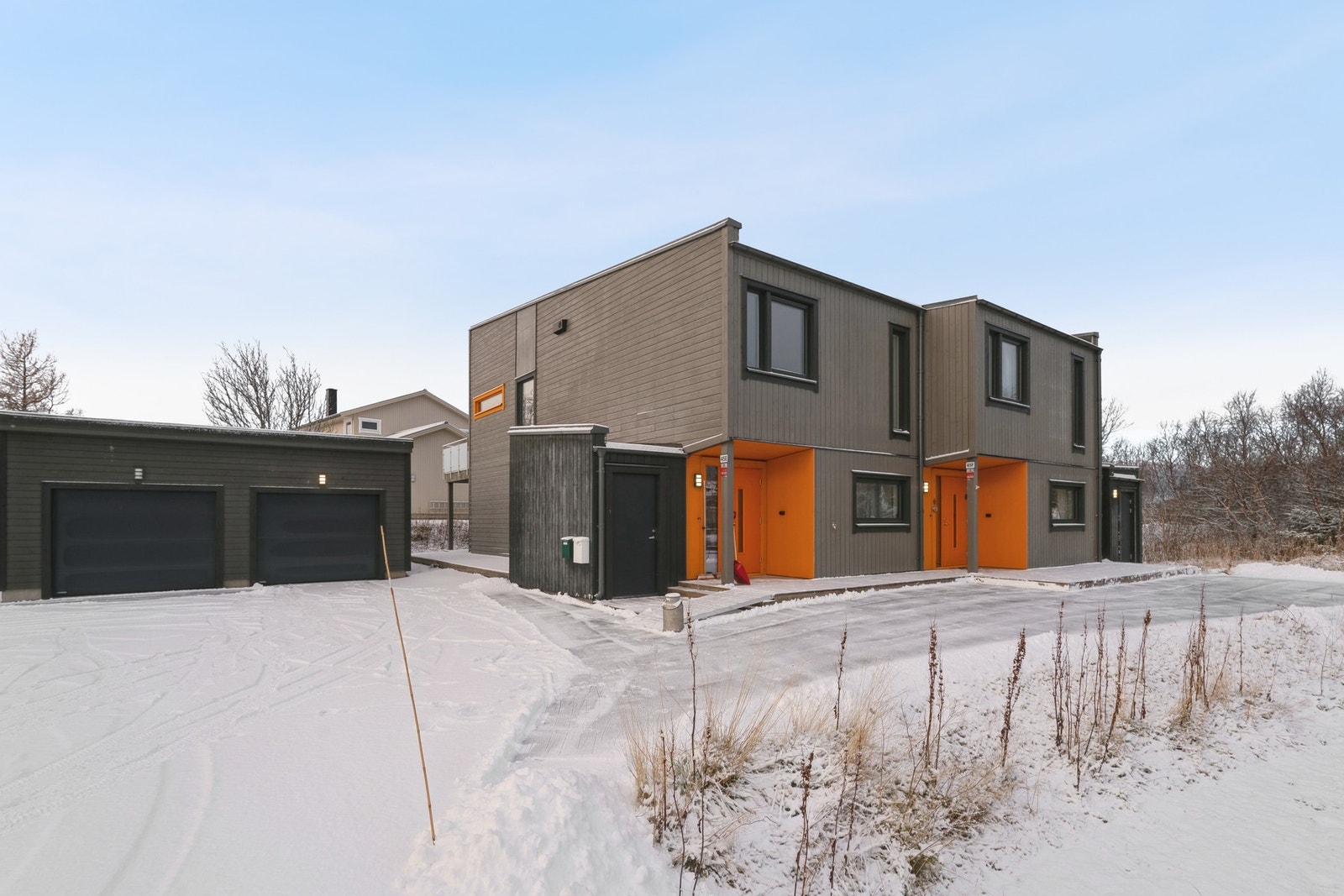 Lettstelt og fin vertikaldelt tomannsbolig fra 2020 med garasjeplass. Boligen ligger ytterst til høyre her. Galleribilde