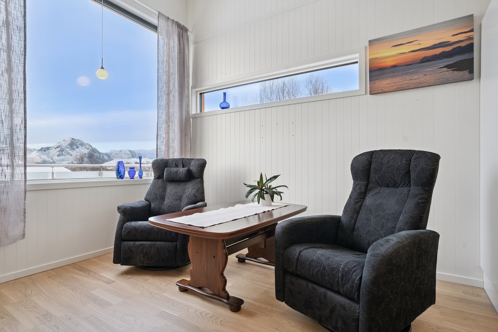 De store vinduer slipper inn rikelig med dagslys og gir en flott utsikt ut mot Lofotfjellene. Galleribilde