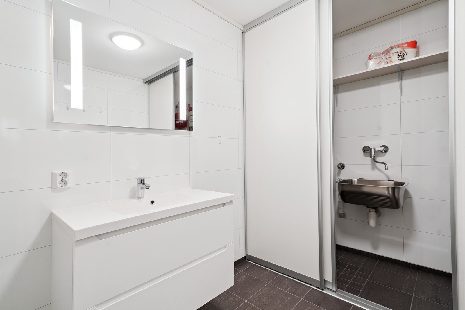 I skyvedørsgarderoben er det plass til vaskemaskin, skyllekar og oppbevaringsplass til diverse. Galleribilde