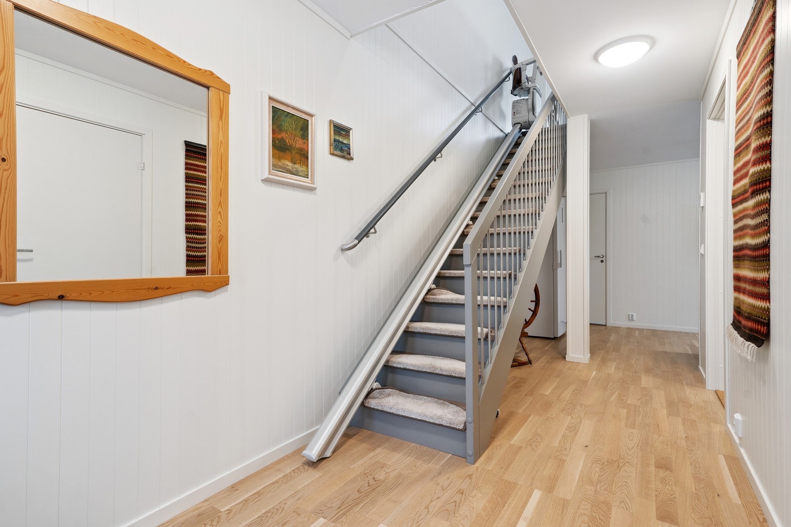 Gangen i 1.etasje med adkomst til 3 soverom, bad/vaskerom og bod. Galleribilde