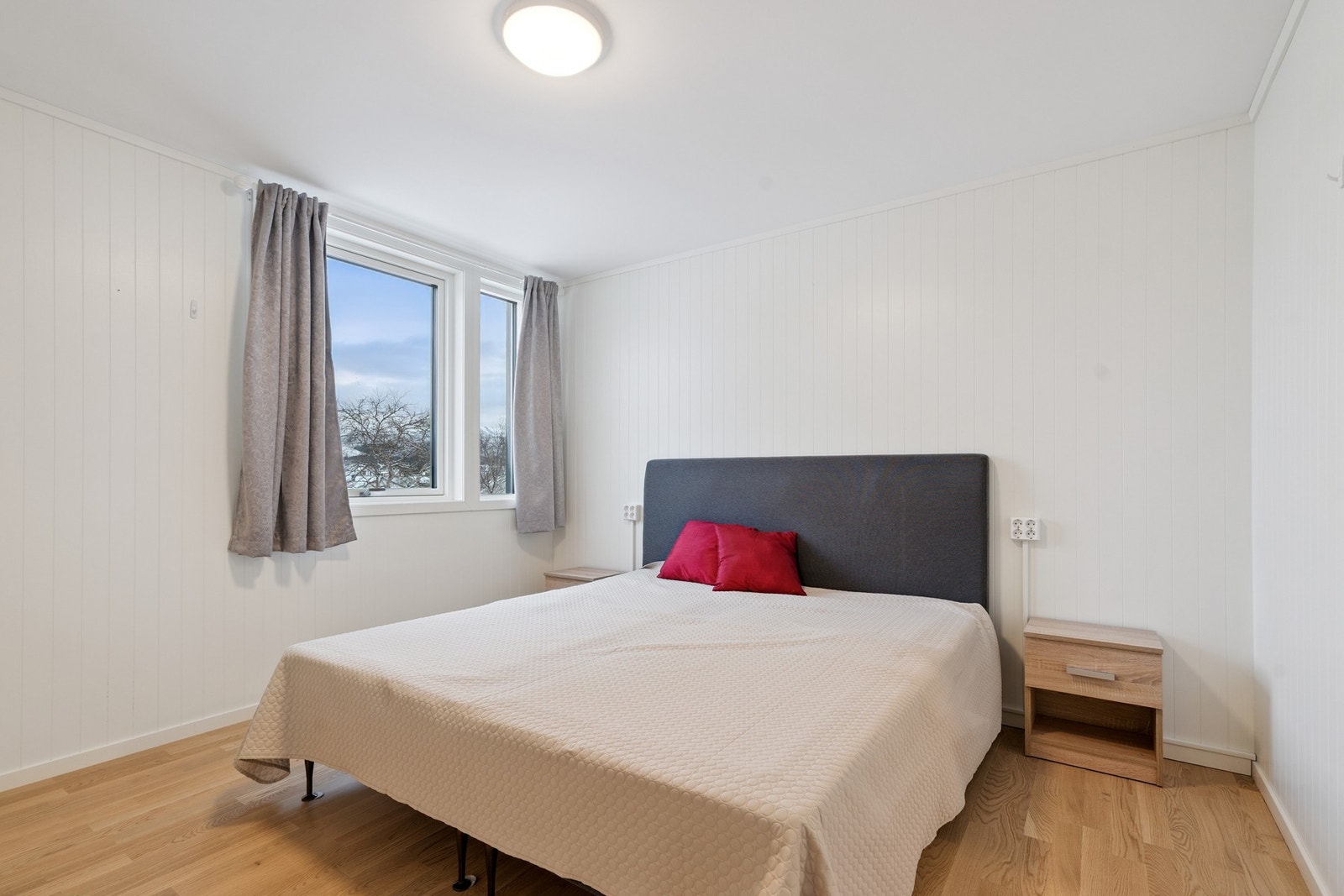 Boligen byr på 4 soverom, hvorav hovedsoverom har adkomst til eget walk-in closet. Galleribilde