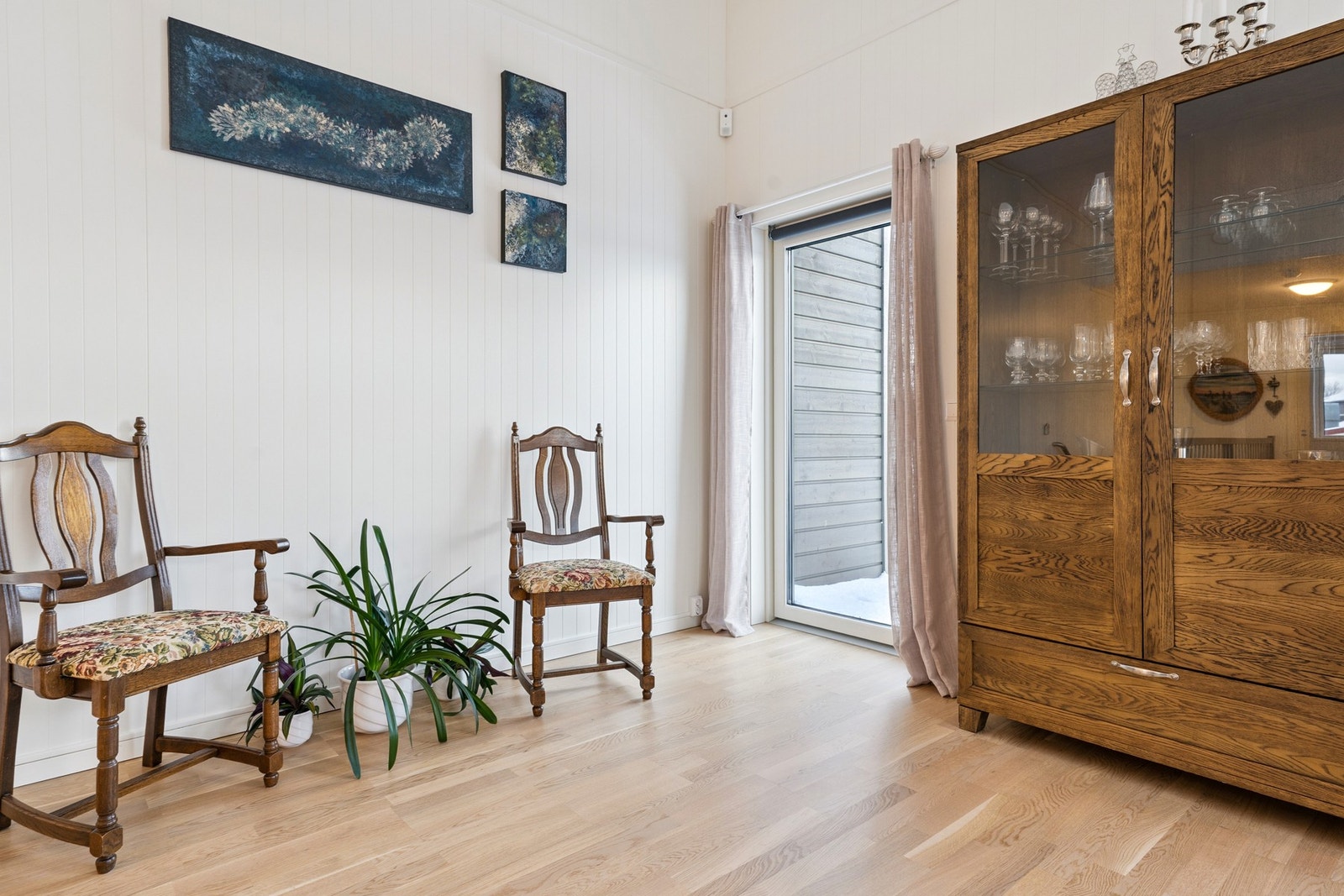 Stuen har lys malte overflater, parkett på gulvet og byr på god takhøyde. Galleribilde