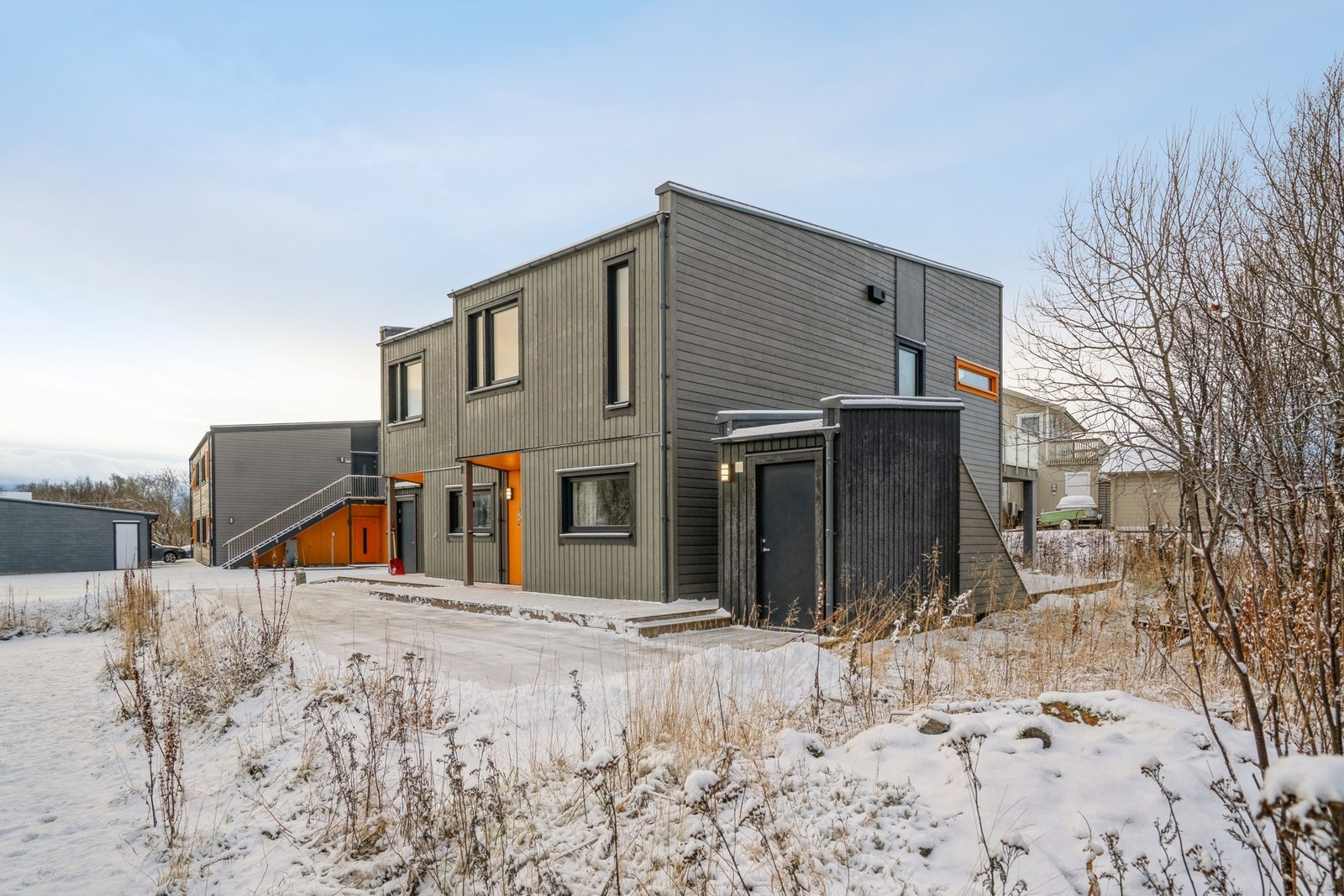 Eiendommen ligger sentralt til i et veletablert og barnevennlig boligområde i hjertet av Leknes. Galleribilde