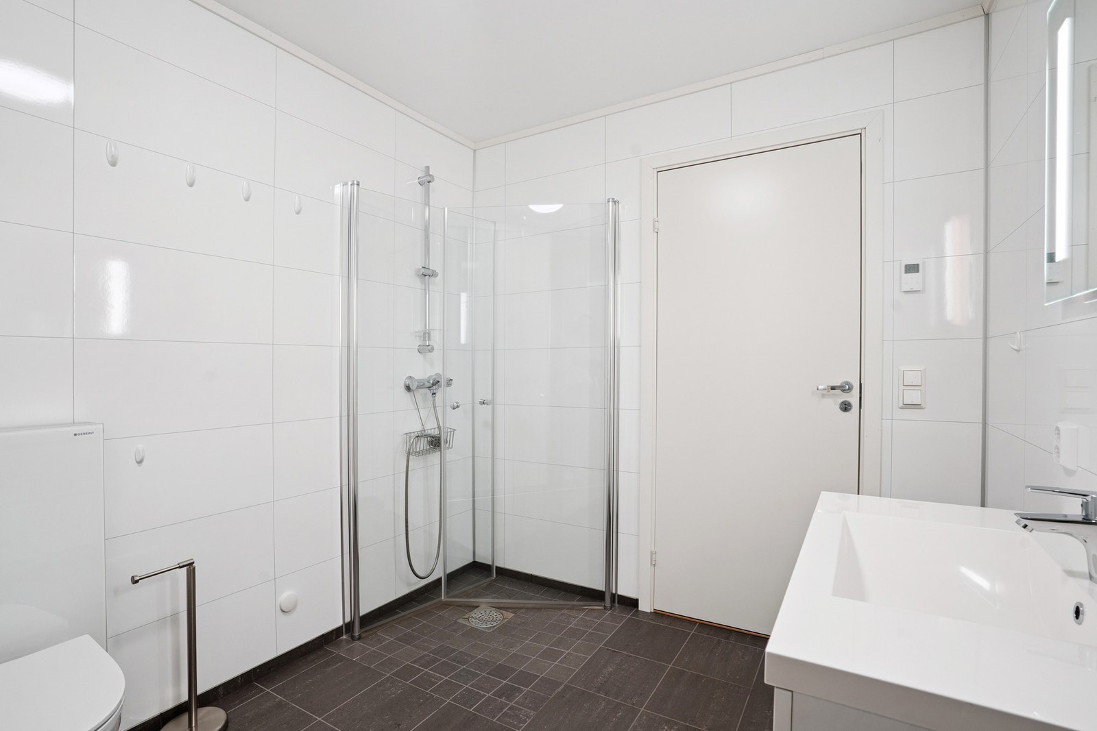 Badet er holdt i nøytrale og lyse fargetoner. Galleribilde