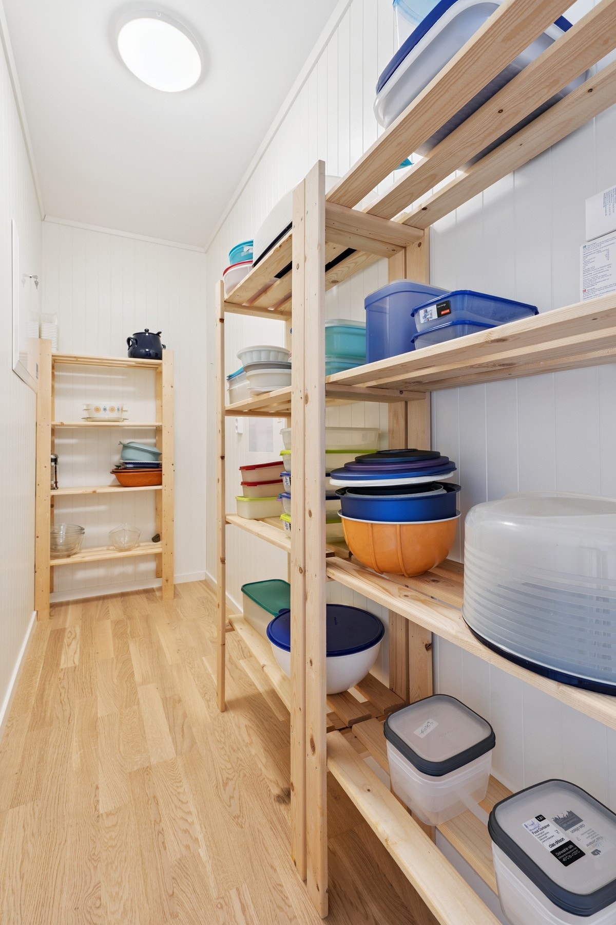 Praktisk innvendig bod som gir ekstra lagringsplass. Galleribilde