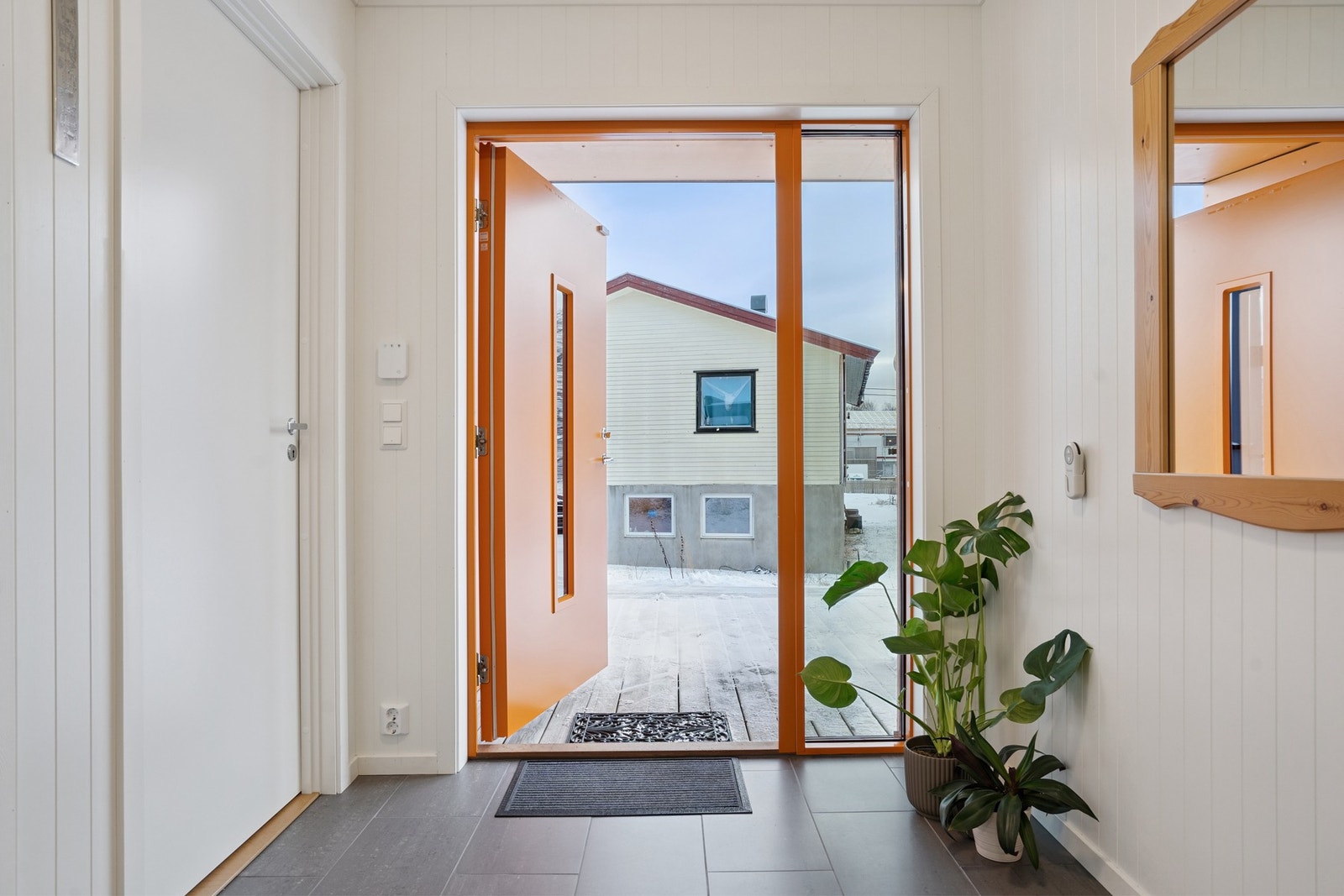 Stilig farge på ytterdøren som gir boligen sitt eget preg. Galleribilde