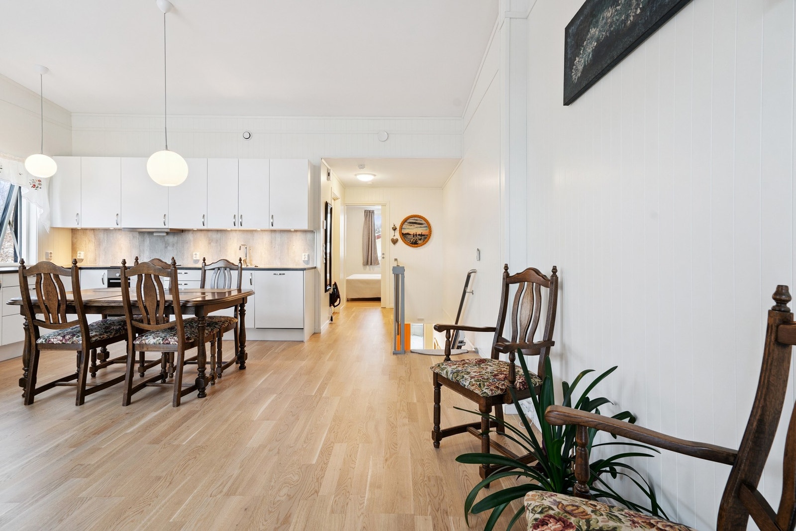 Velkommen inn i en åpen stue- og kjøkken løsning som gir et moderne og luftig inntrykk. Galleribilde