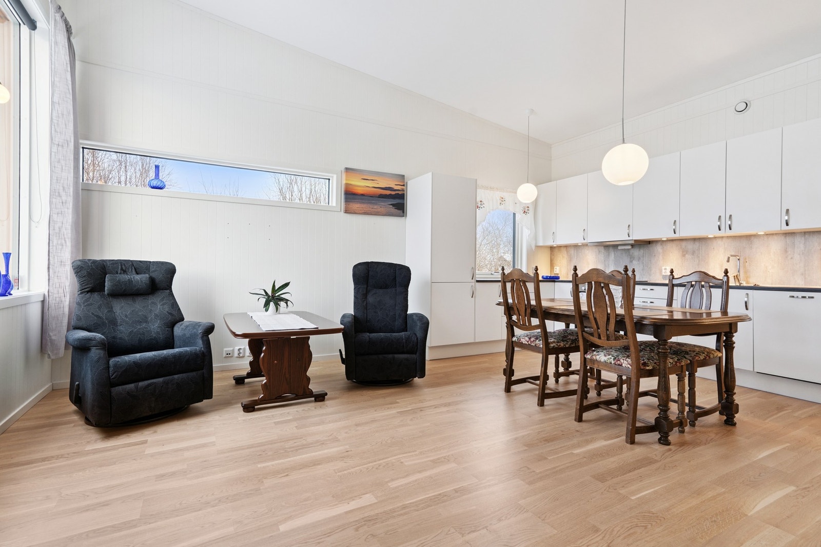 Her er det både plass til sofa og spisebord. Galleribilde