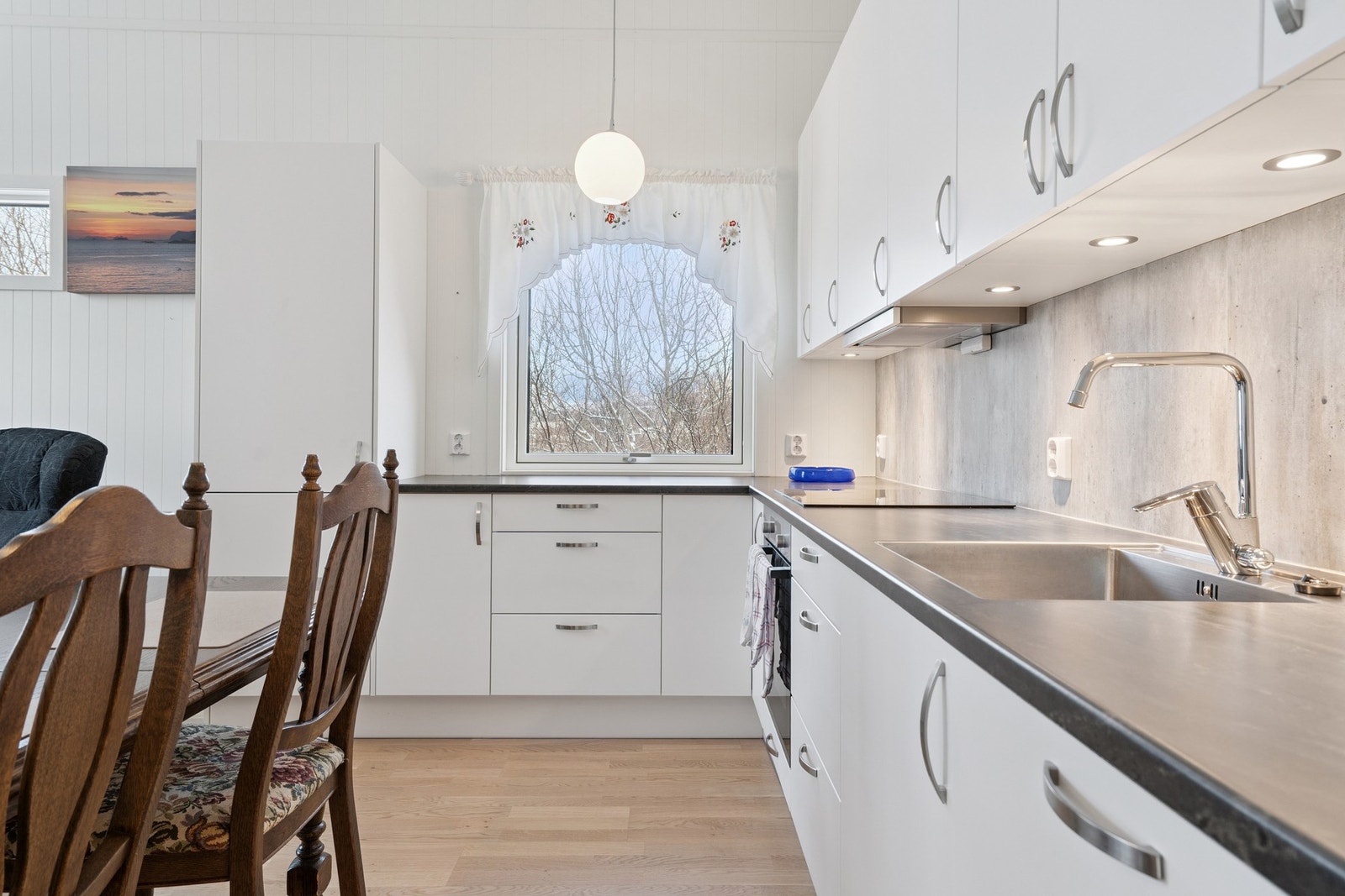 Legg merke til belysninger under overskapene for en ekstra lun stemning. Galleribilde