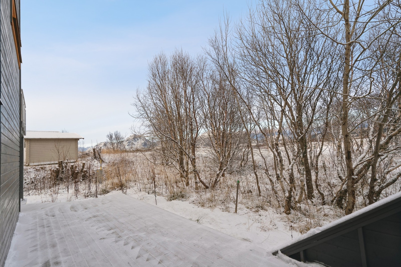 Det er kort vei til sjøen og fantastisk natur med flere flotte turstier som man kan benytte seg av med hele familien og venner. Galleribilde