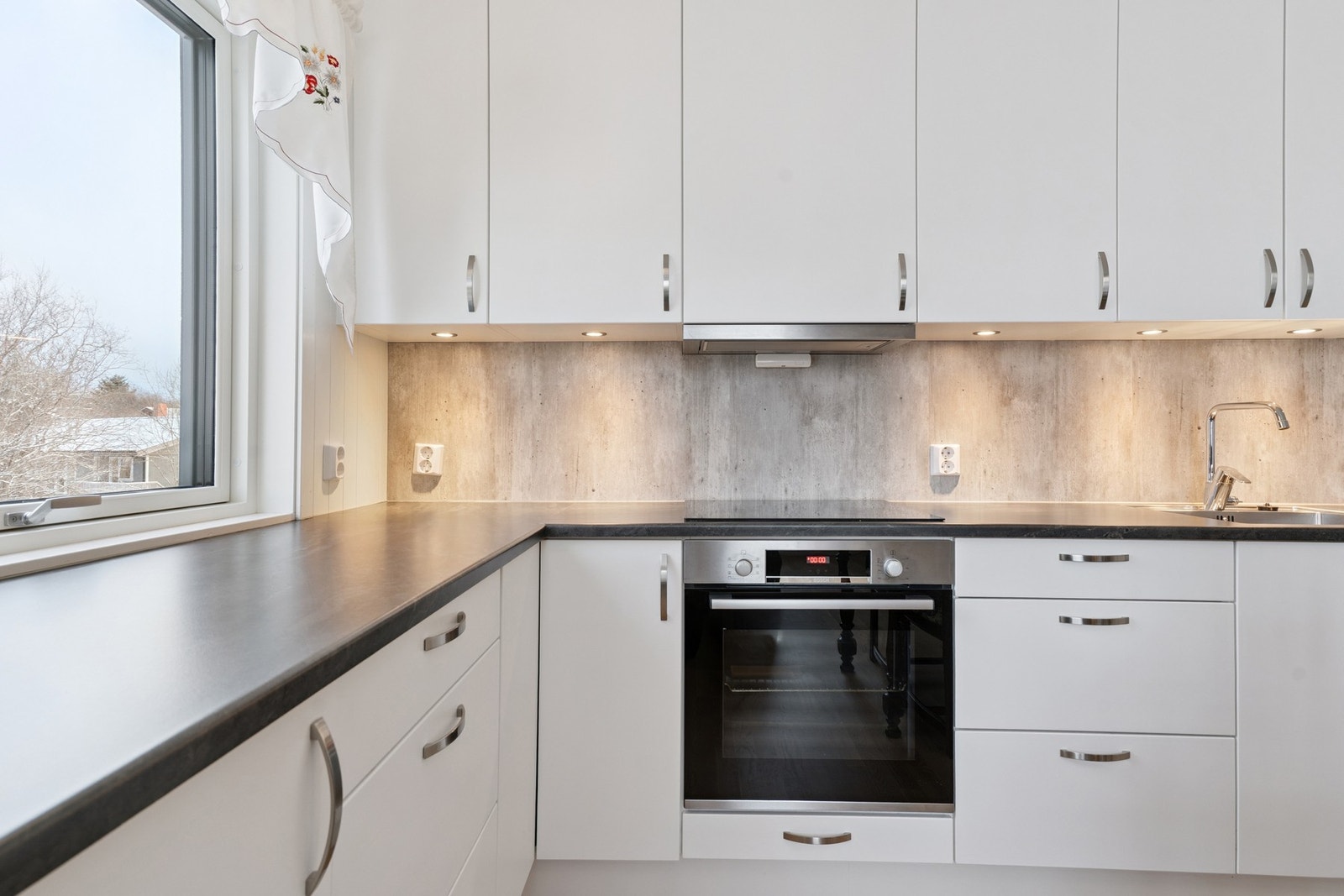 De integrerte hvitevarer på kjøkkenet medfølger i handelen. Galleribilde