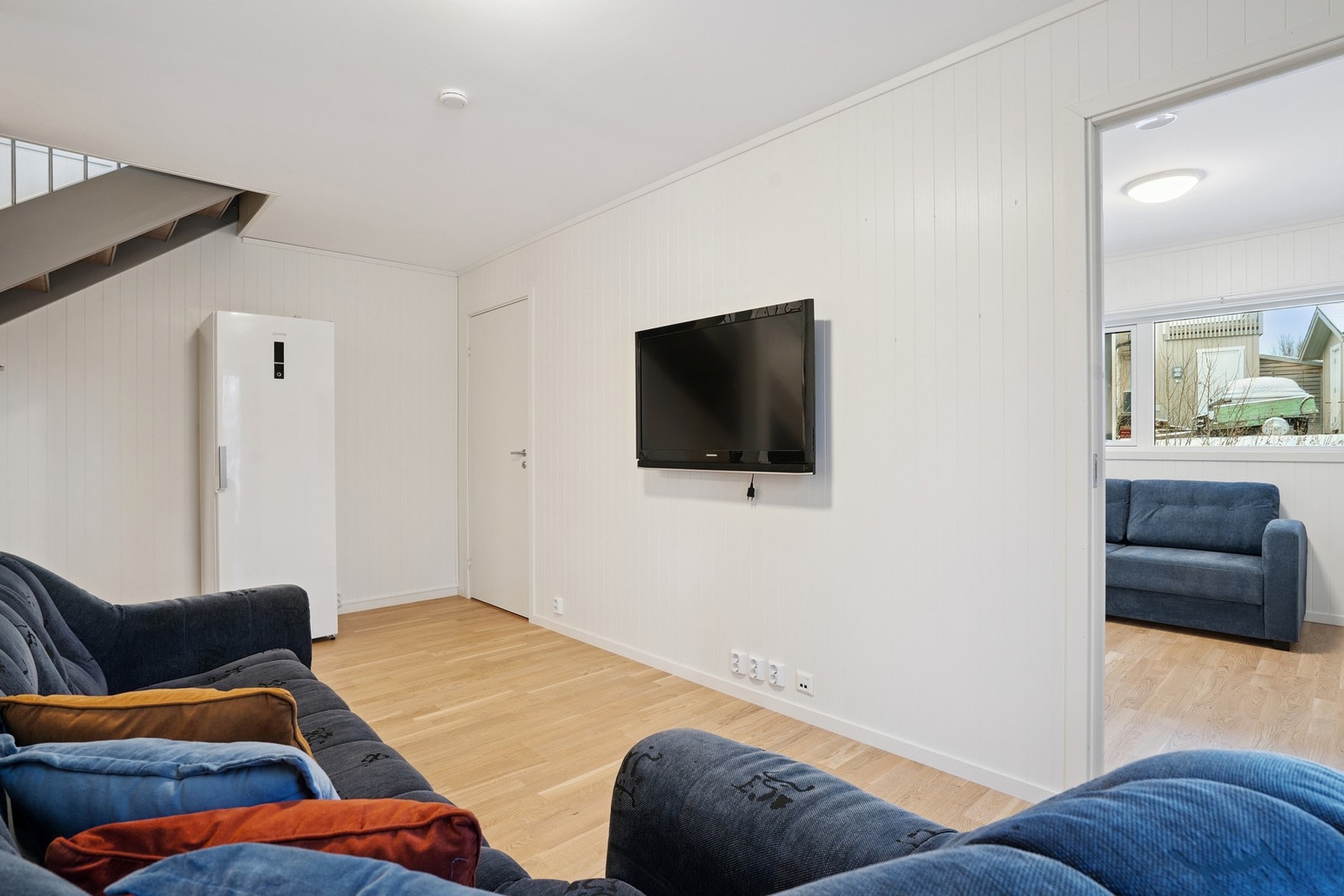 Her ser man dør inn til 2 av 3 soverom i denne etasjen. Galleribilde