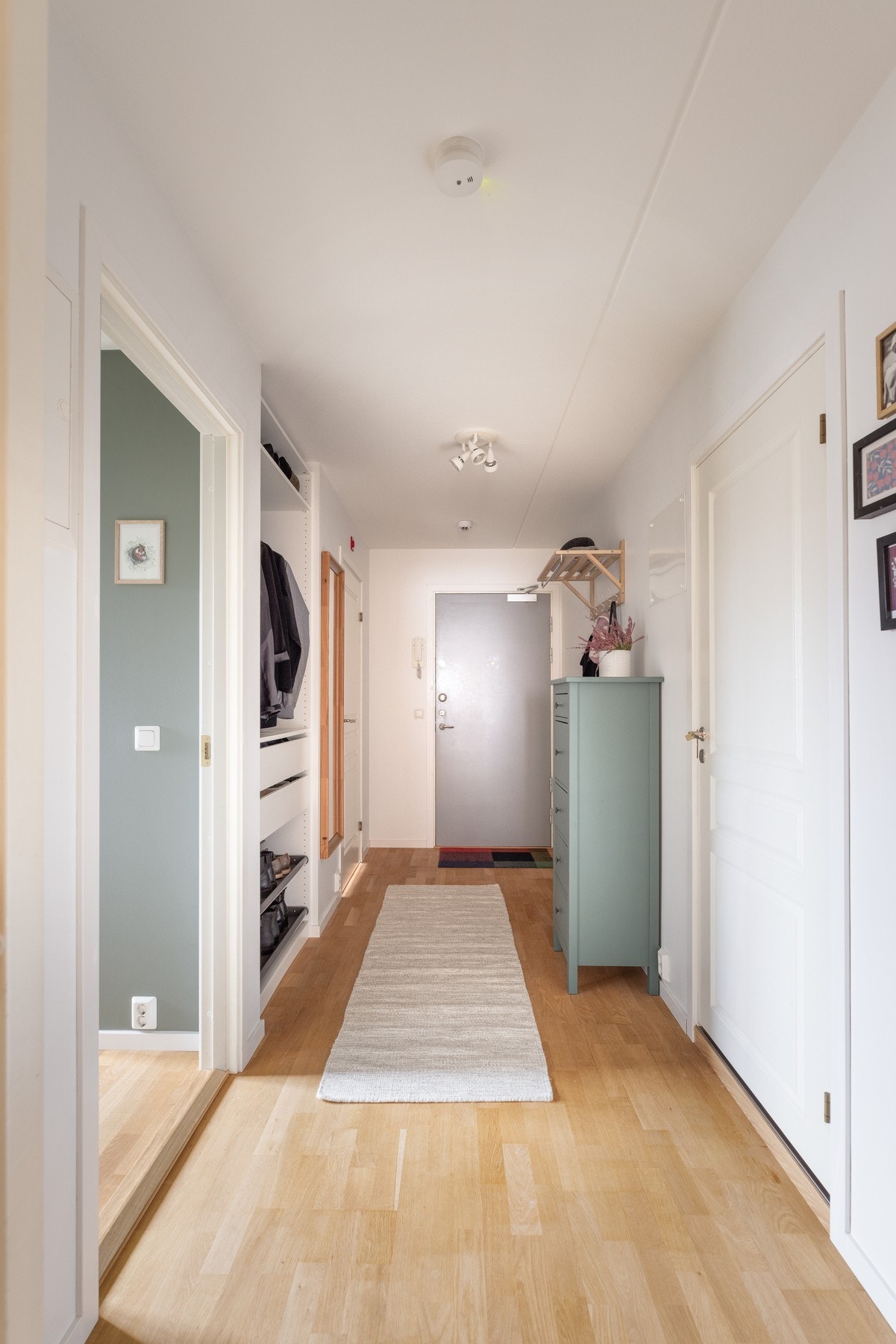 - Entrè med god plass til å henge fra seg ytterklær og sko - Galleribilde