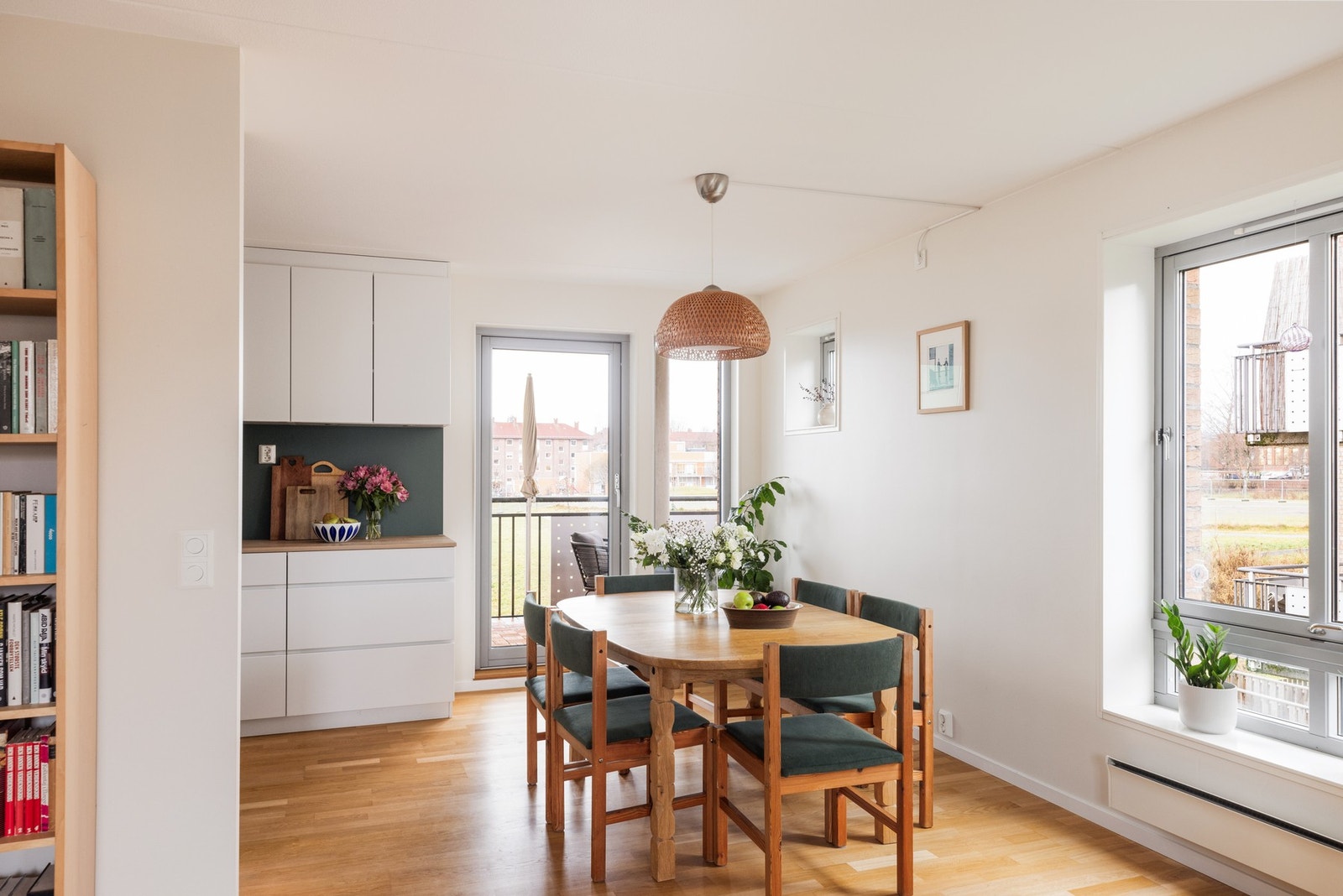 - Naturlig plass til spisebord mellom stue og kjøkken. Herfra er det adkomst til balkongen - Galleribilde