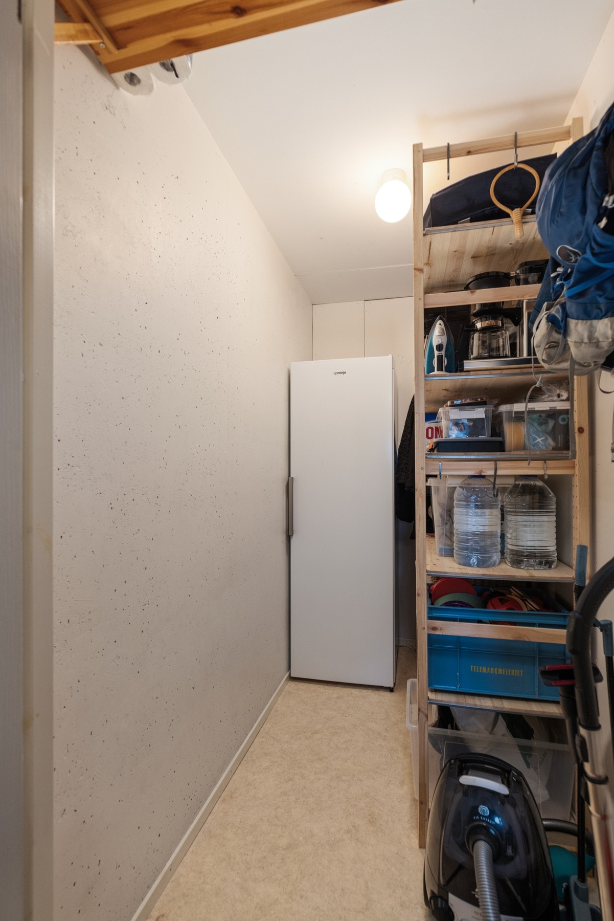 - Meget praktisk innvendig bod med strømuttak. Fryseskapet medfølger. I tillegg er det en kjellerbod på ca. 5kvm - Galleribilde