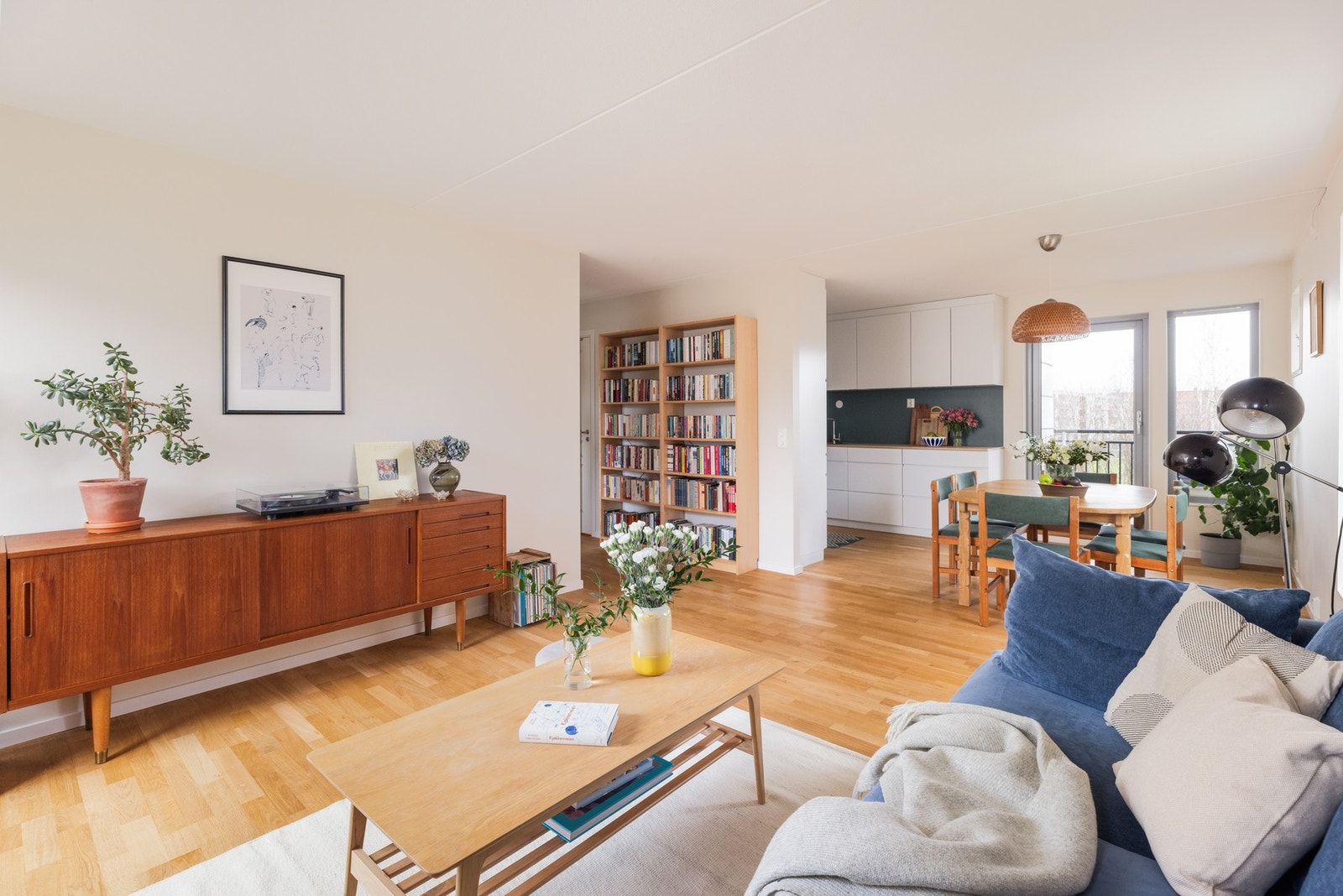 - Leiligheten ligger fint til på hjørnet av bygget, noe som gir optimale lysforhold - Galleribilde