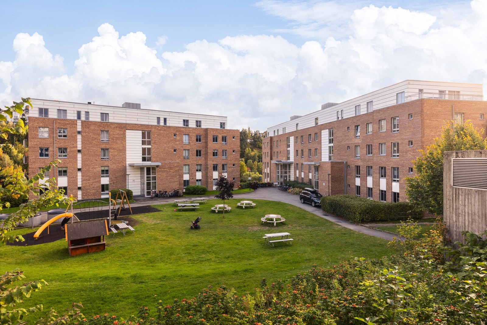 - Flotte fellesarealer med lekestativ, sittegrupper mm - Galleribilde