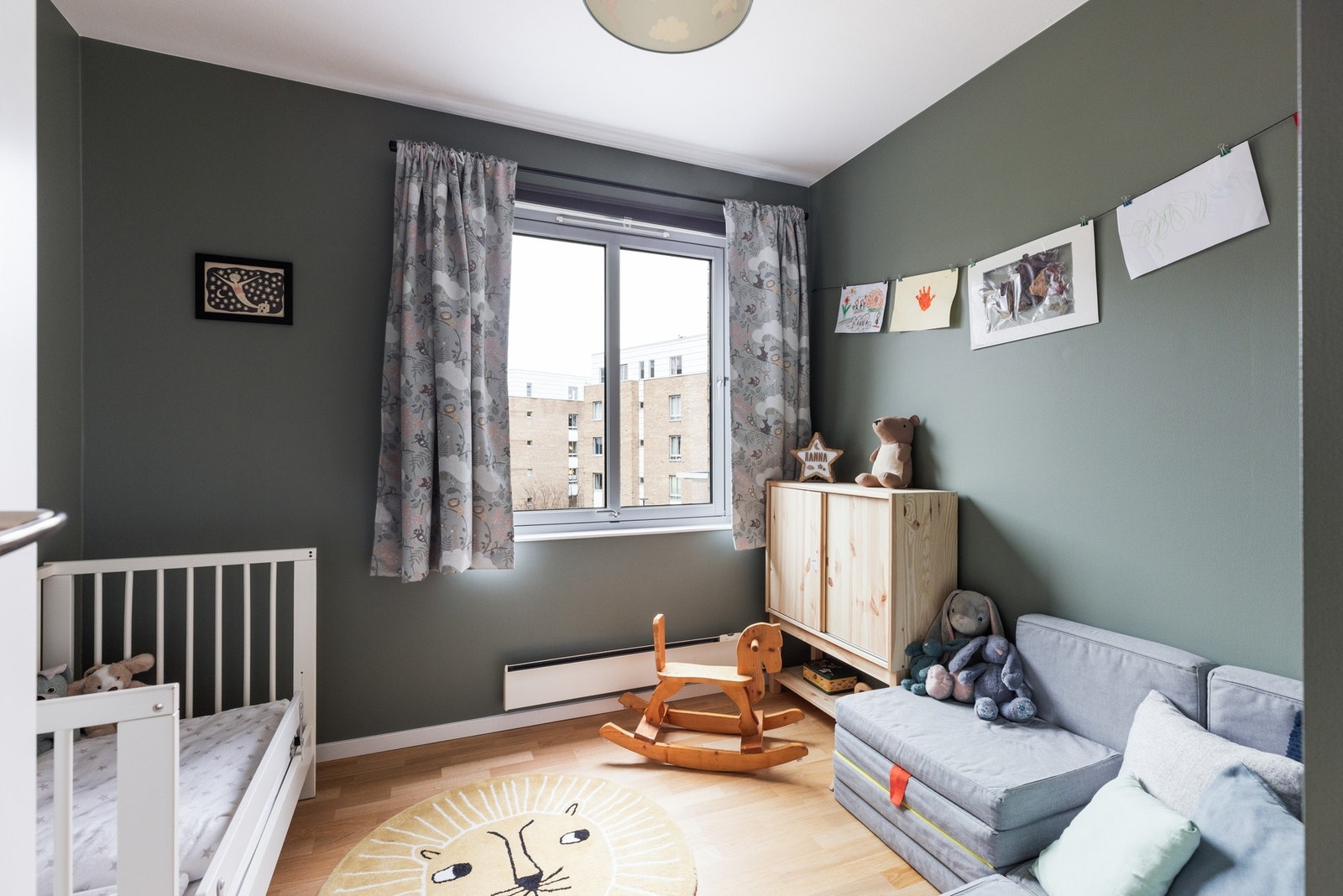 - Soverom 2 er også av god størrelse og passer utmerket som barnerom - Galleribilde